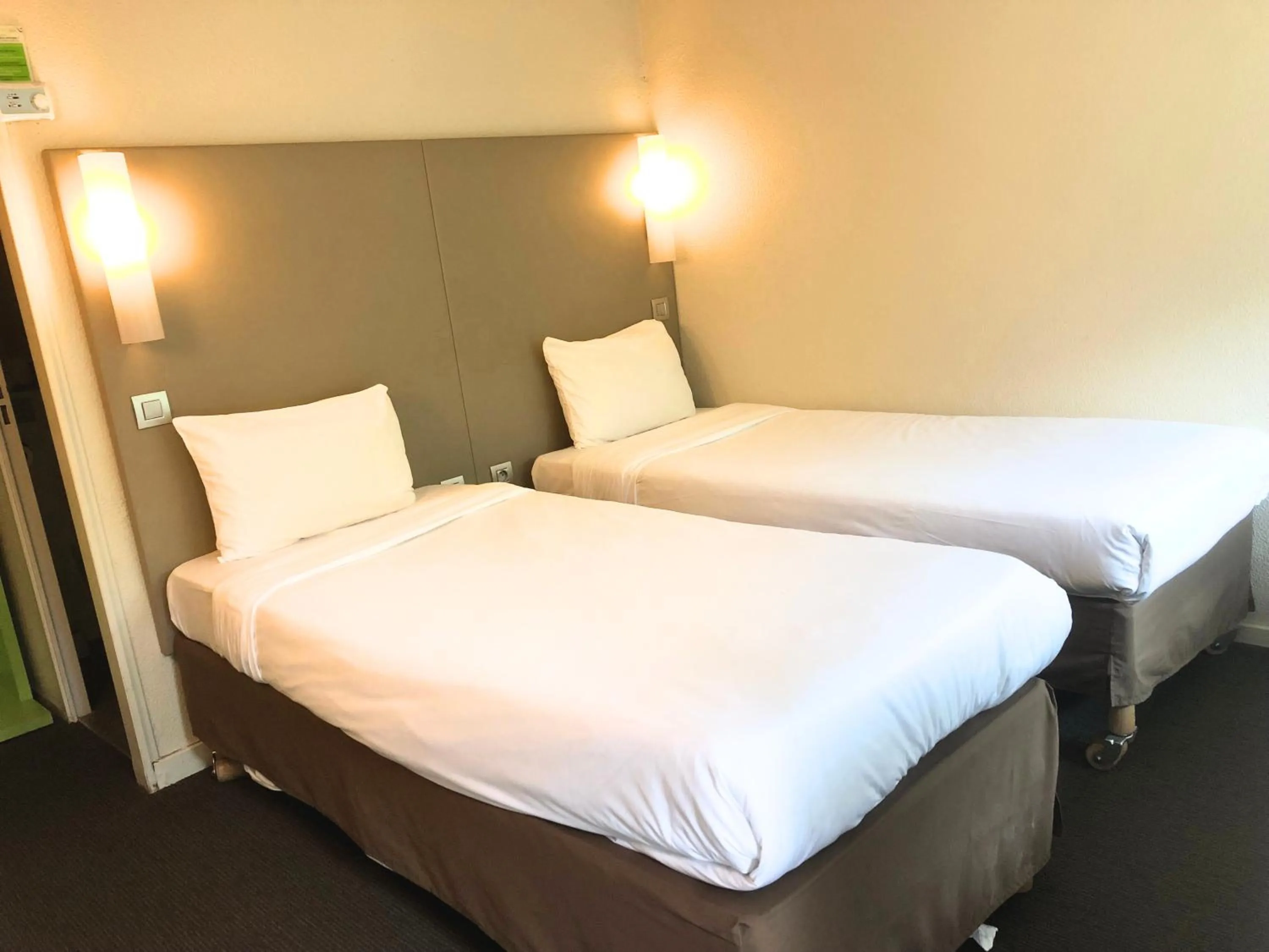 Bedroom, Bed in Campanile Montélimar Nord - A7 sortie 17