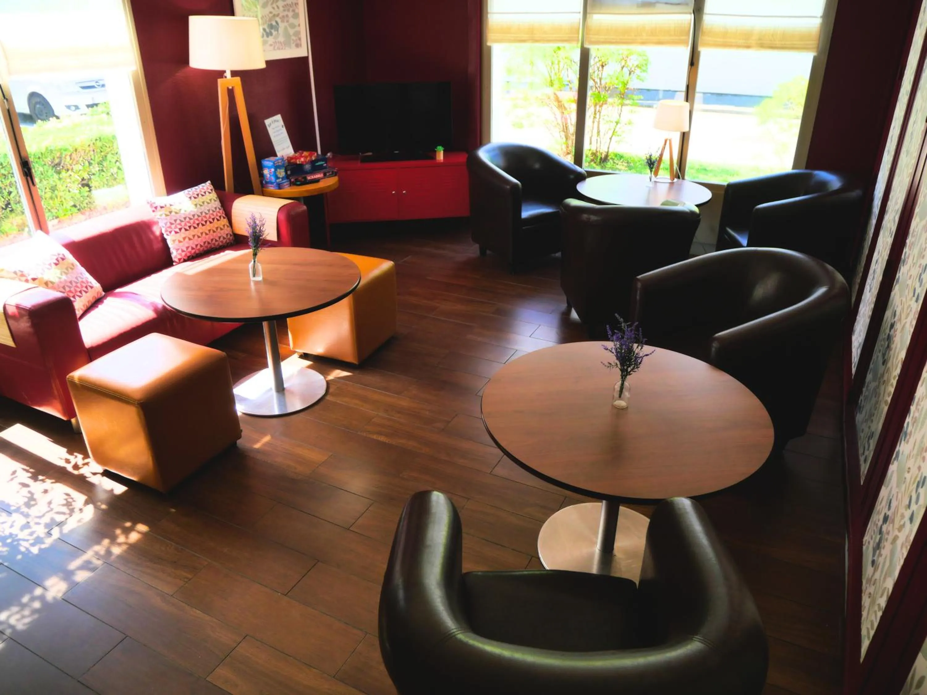 Seating area in Campanile Montélimar Nord - A7 sortie 17