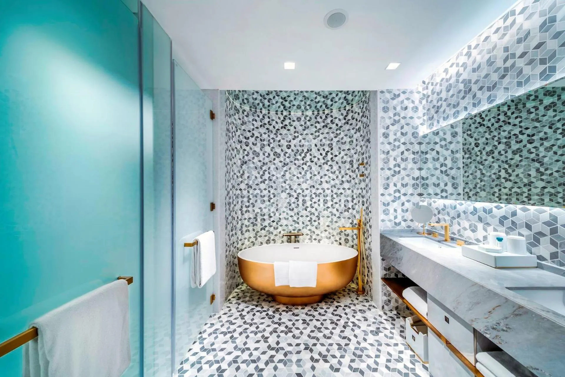 Shower, Bed in FIVE Palm Jumeirah Dubai