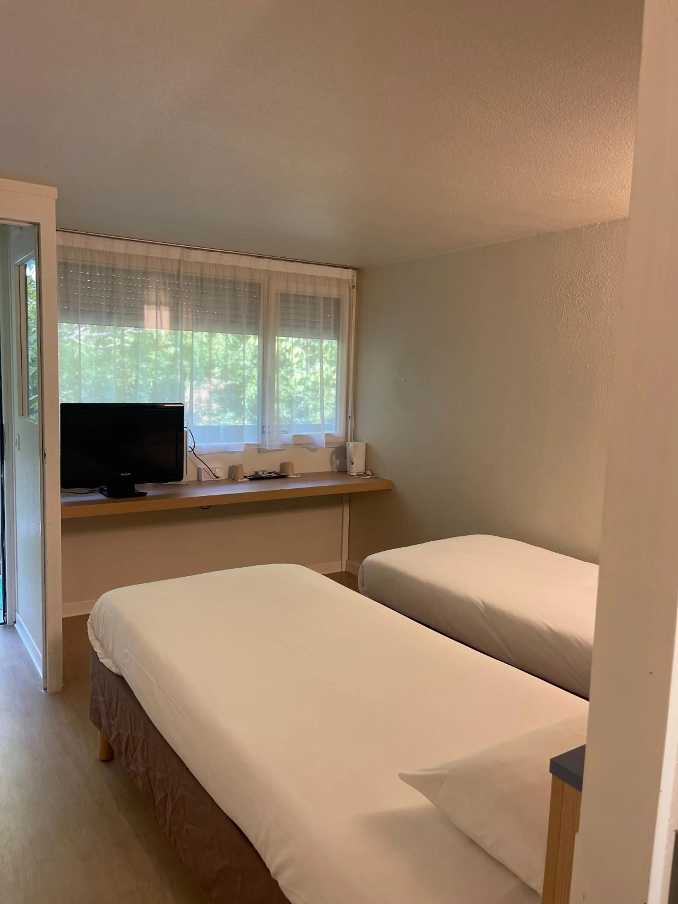 Communal lounge/ TV room, Bed in Kyriad Direct Montpellier Saint Jean De Védas - La Peyrière