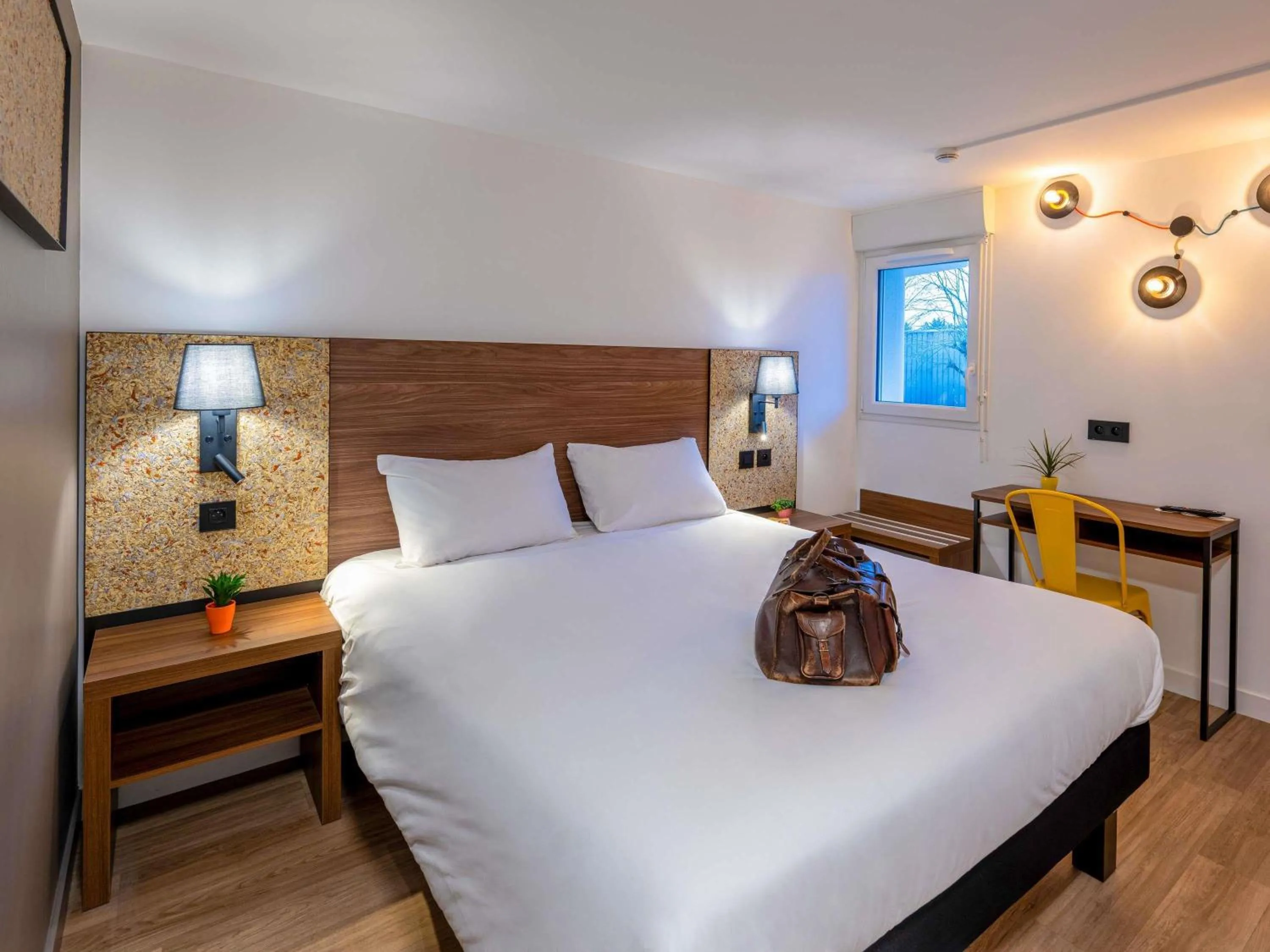 Bedroom, Bed in greet Hotel Chatellerault