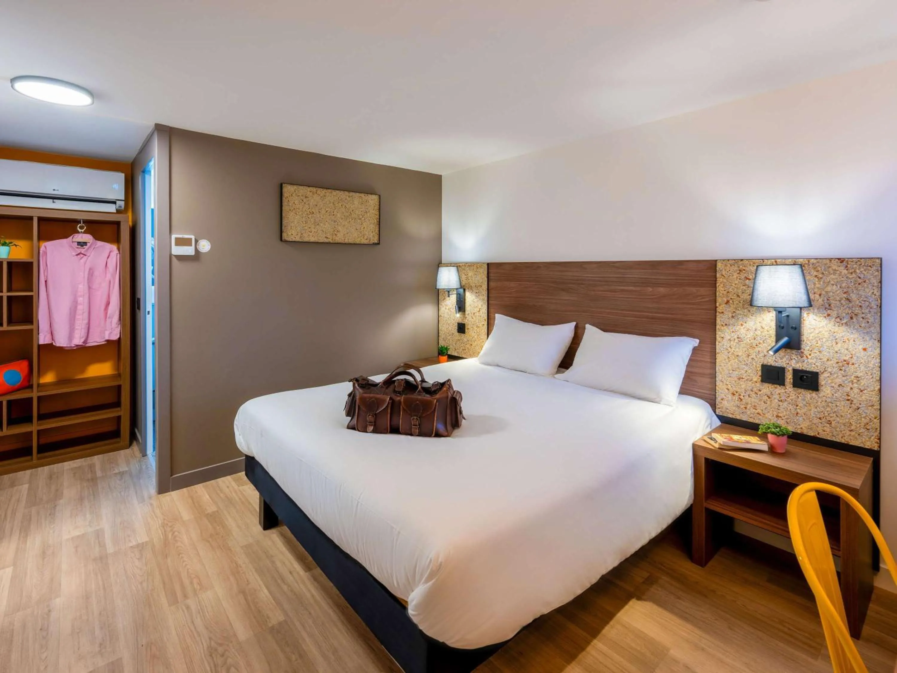 greet Hotel Chatellerault