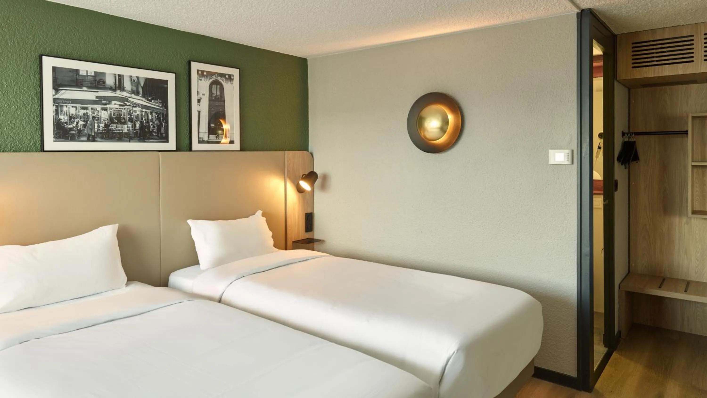 Bed in Campanile Saint-Germain-En-Laye