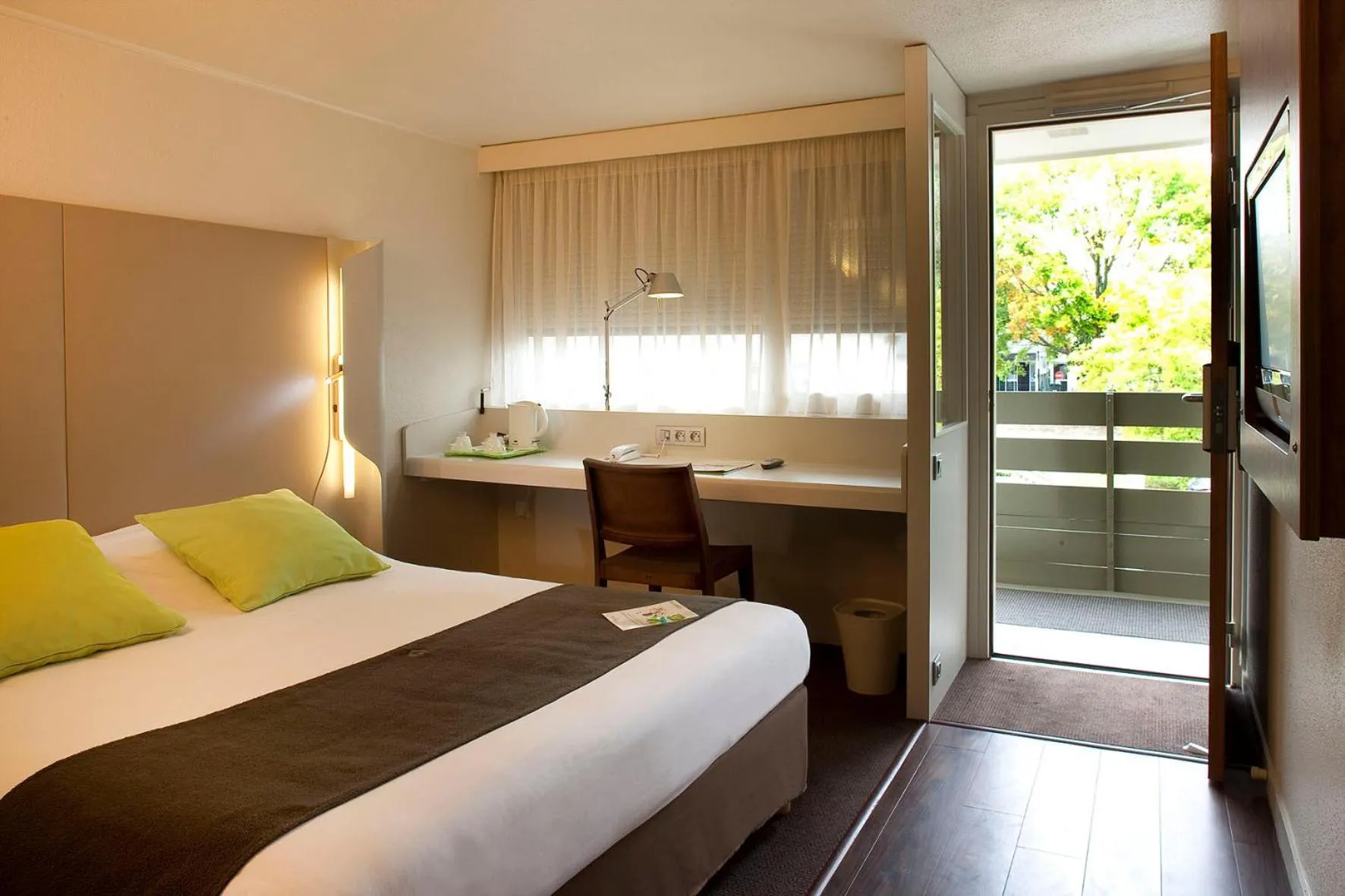 Photo of the whole room, Bed in Campanile Saint-Germain-En-Laye