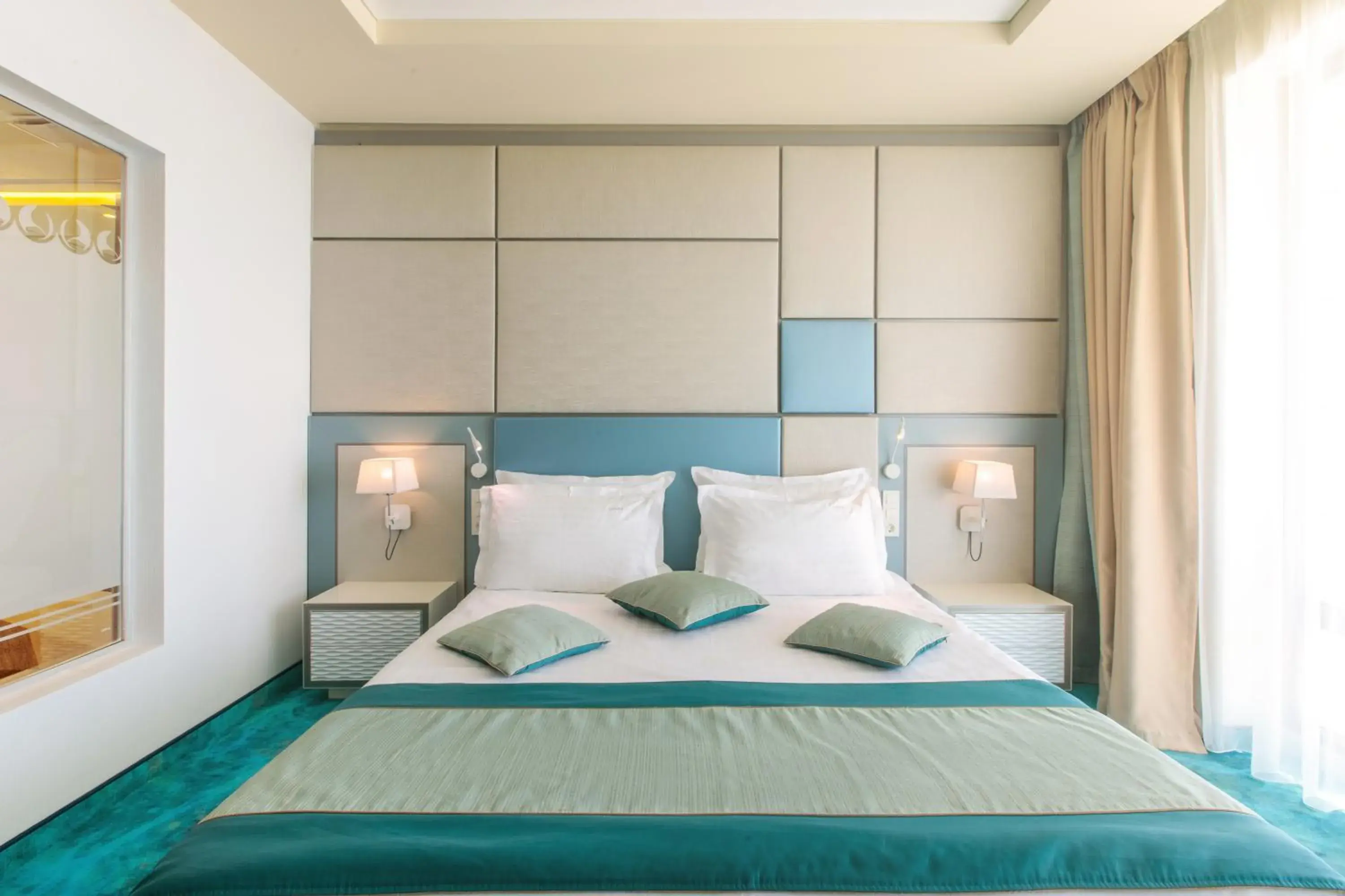 Deluxe Double Room with Sea View in Hotel Opera Mamaia Deluxe Double Room with Sea View in Hotel Opera Mamaia