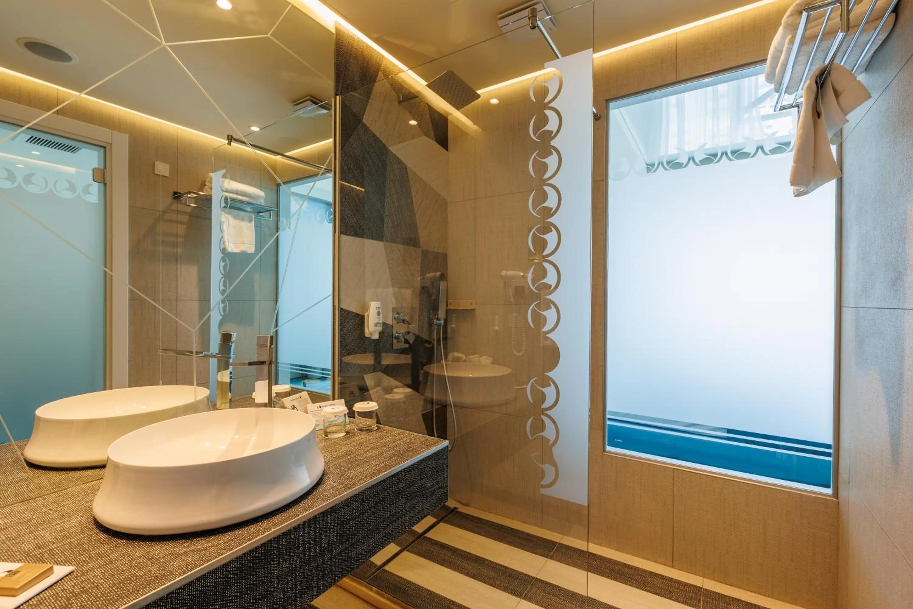 Bathroom in Hotel Opera Mamaia