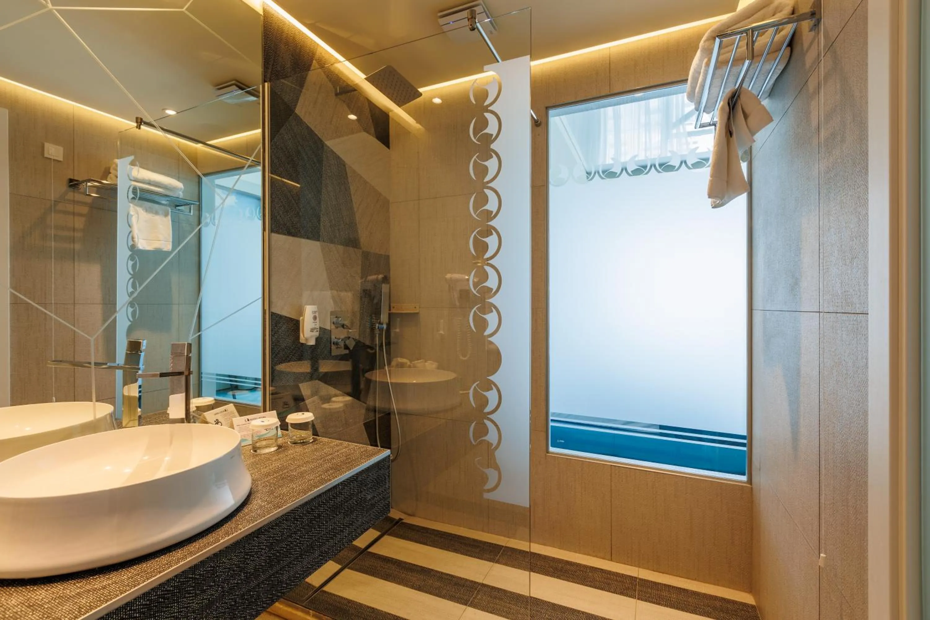Bathroom in Hotel Opera Mamaia