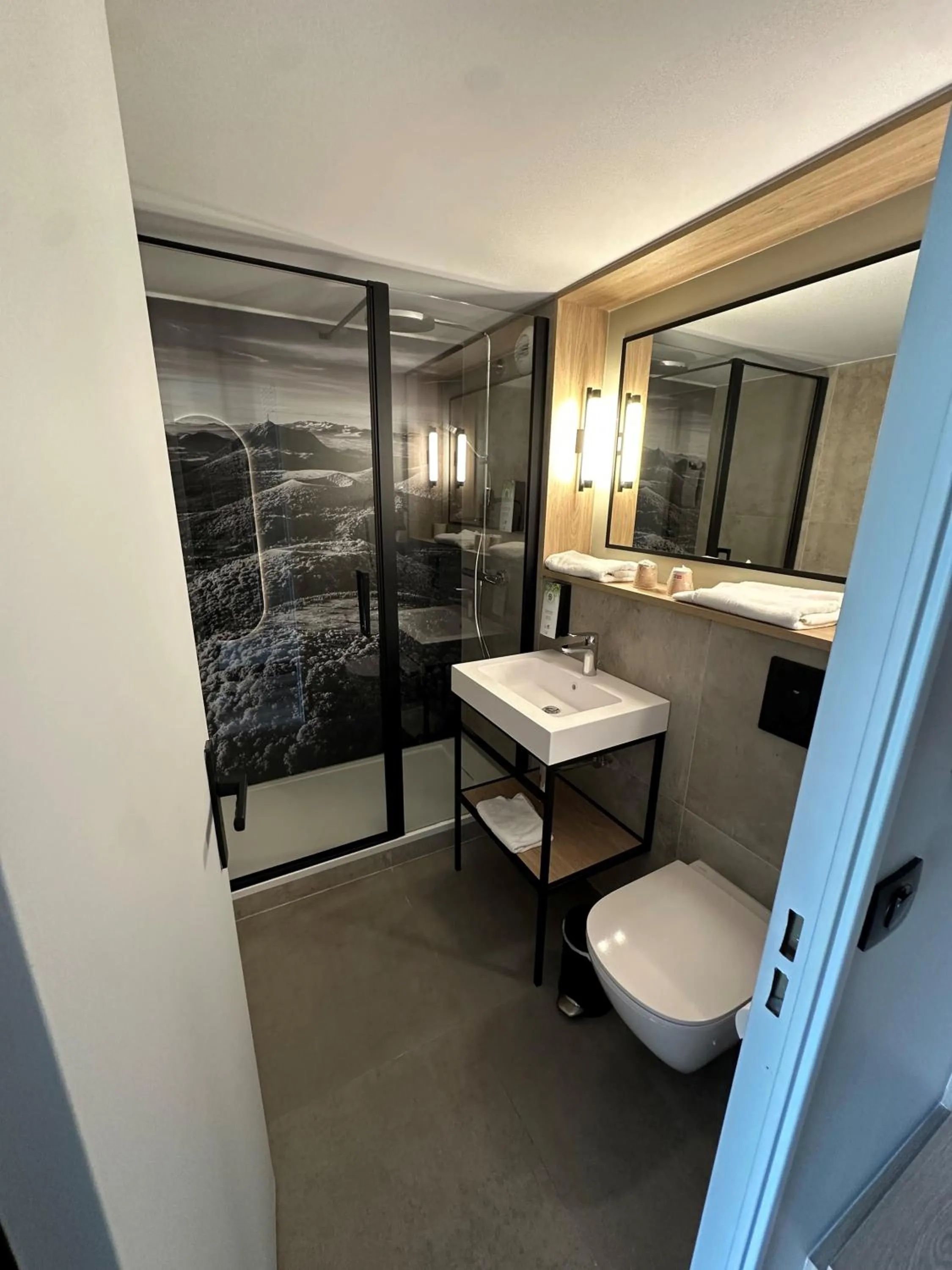 Shower in Campanile NATURE - Clermont-Ferrand Nord Riom