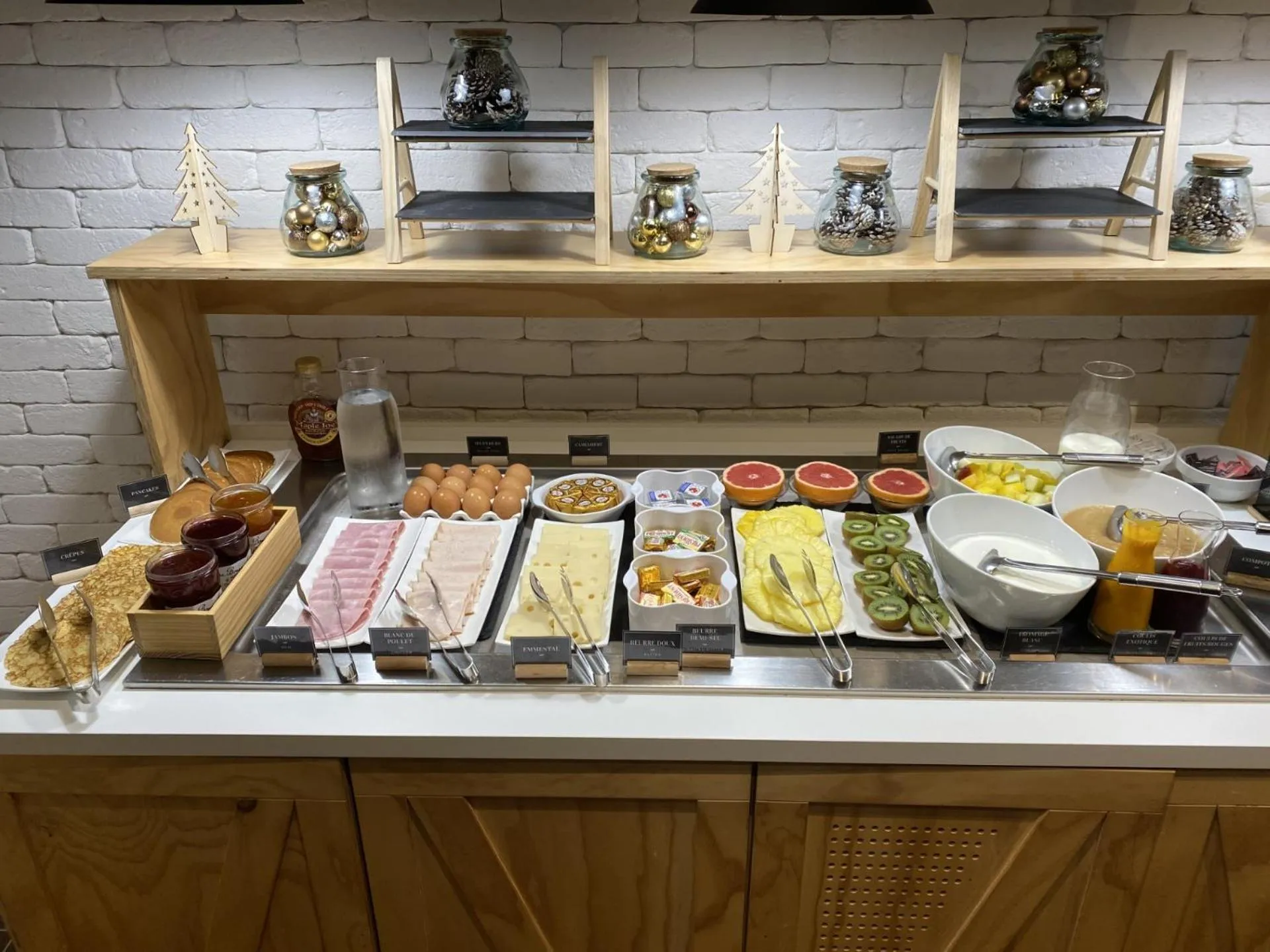 Continental breakfast in Kyriad Direct Roanne Hôtel