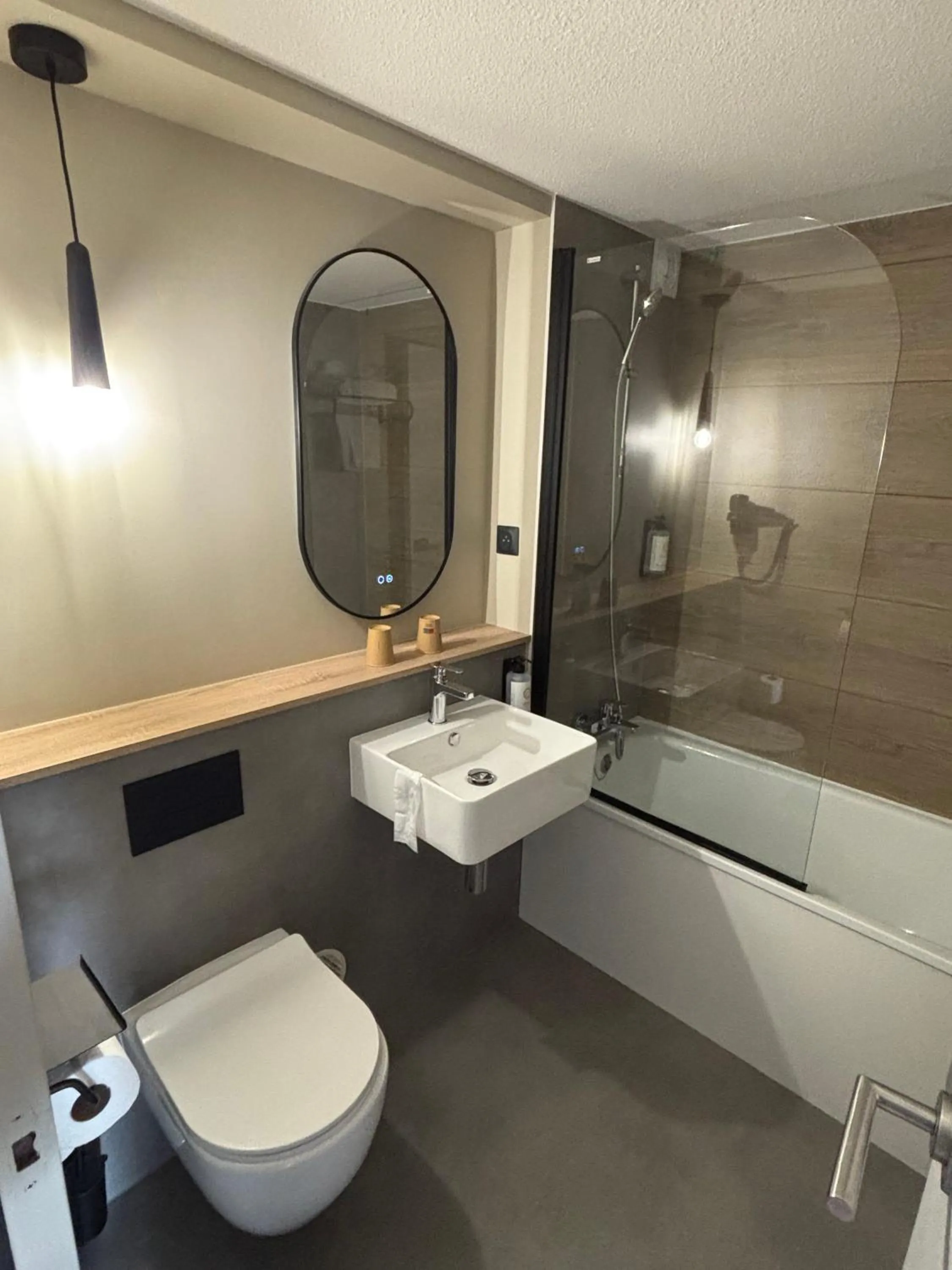 Bathroom in Campanile Rouen Nord - Mont-Saint-Aignan