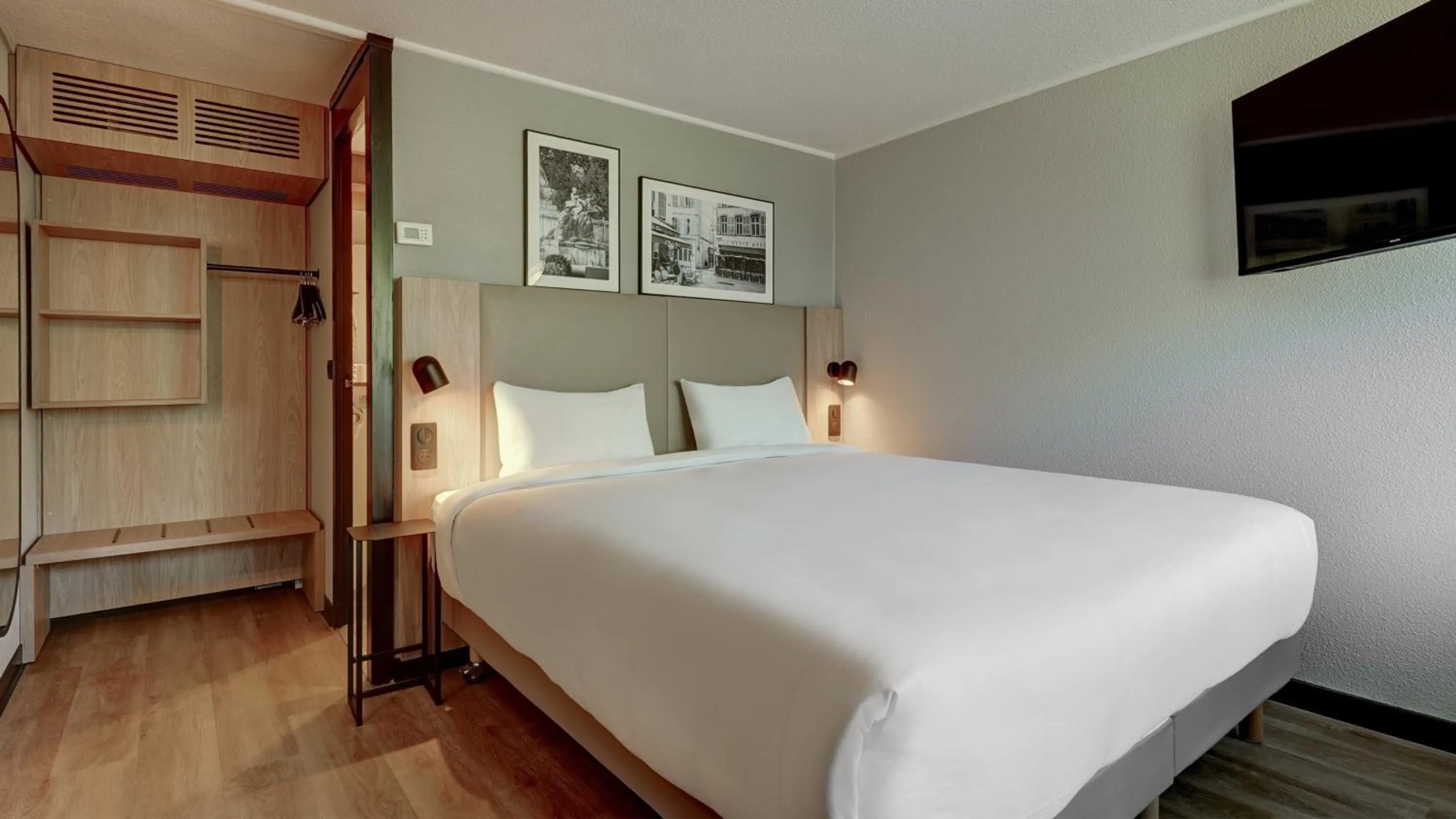 Bed in Campanile Vannes