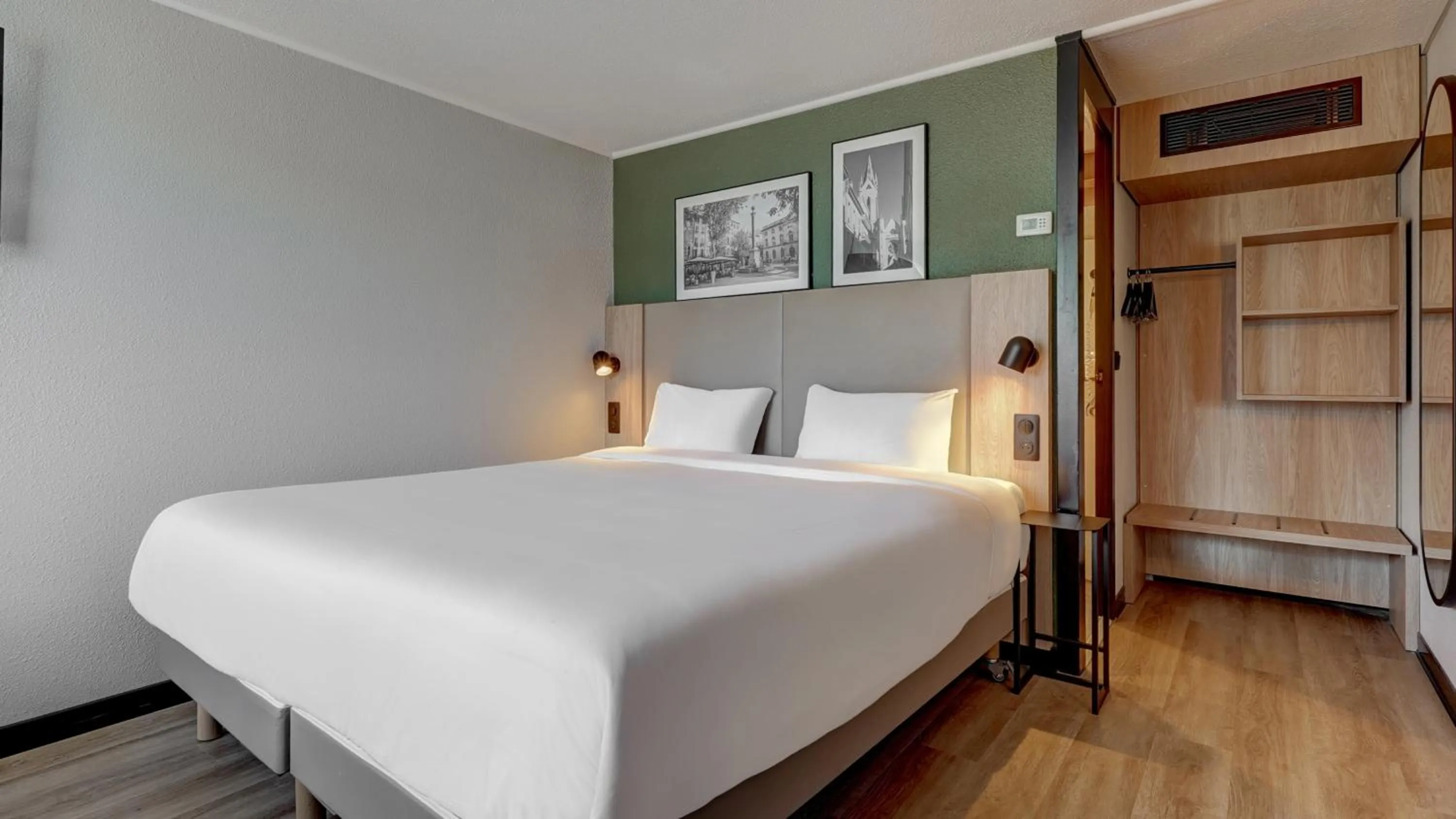 Bed in Campanile Vannes