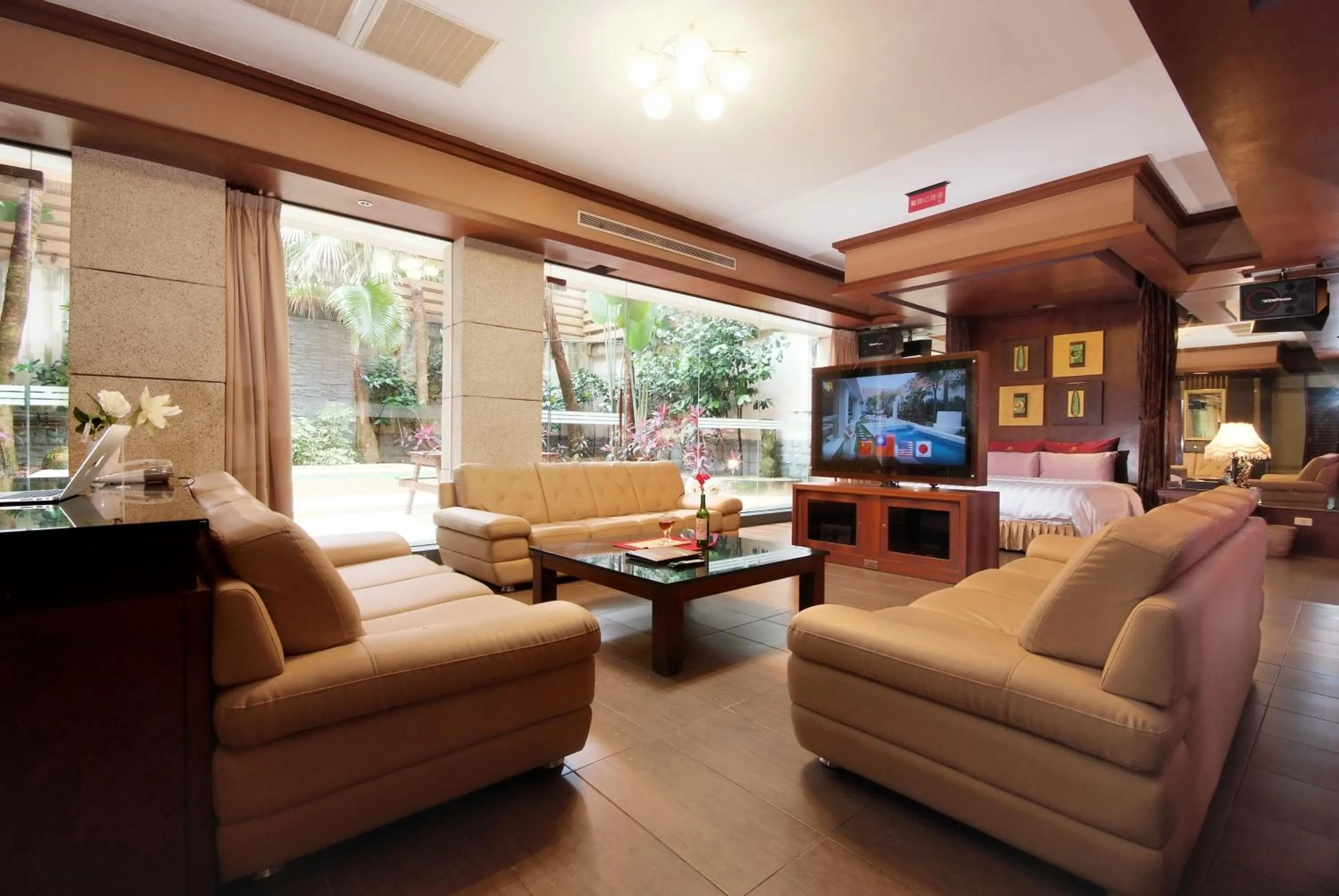 Karaoke in Q Motel精品旅館