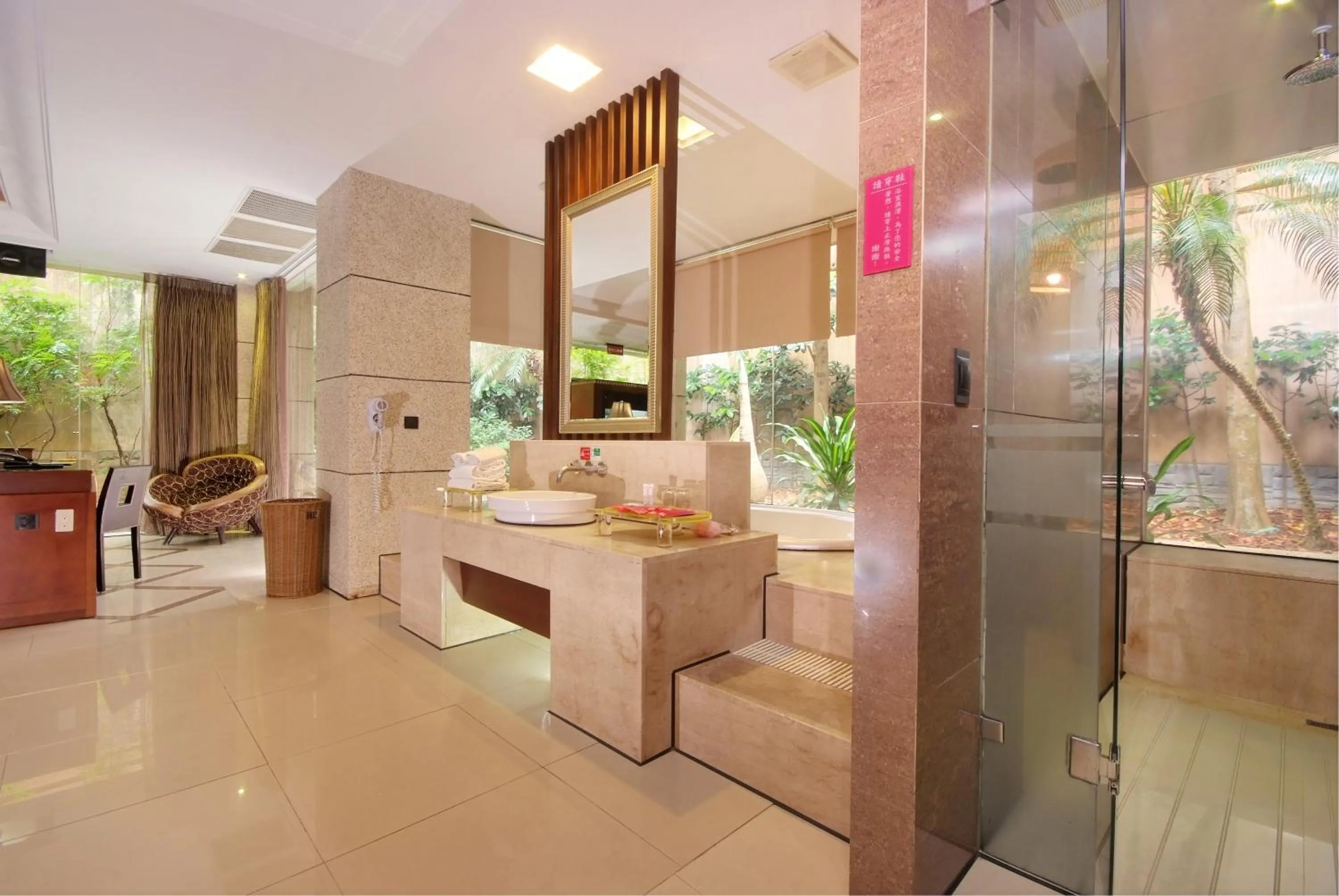 Shower in Q Motel精品旅館