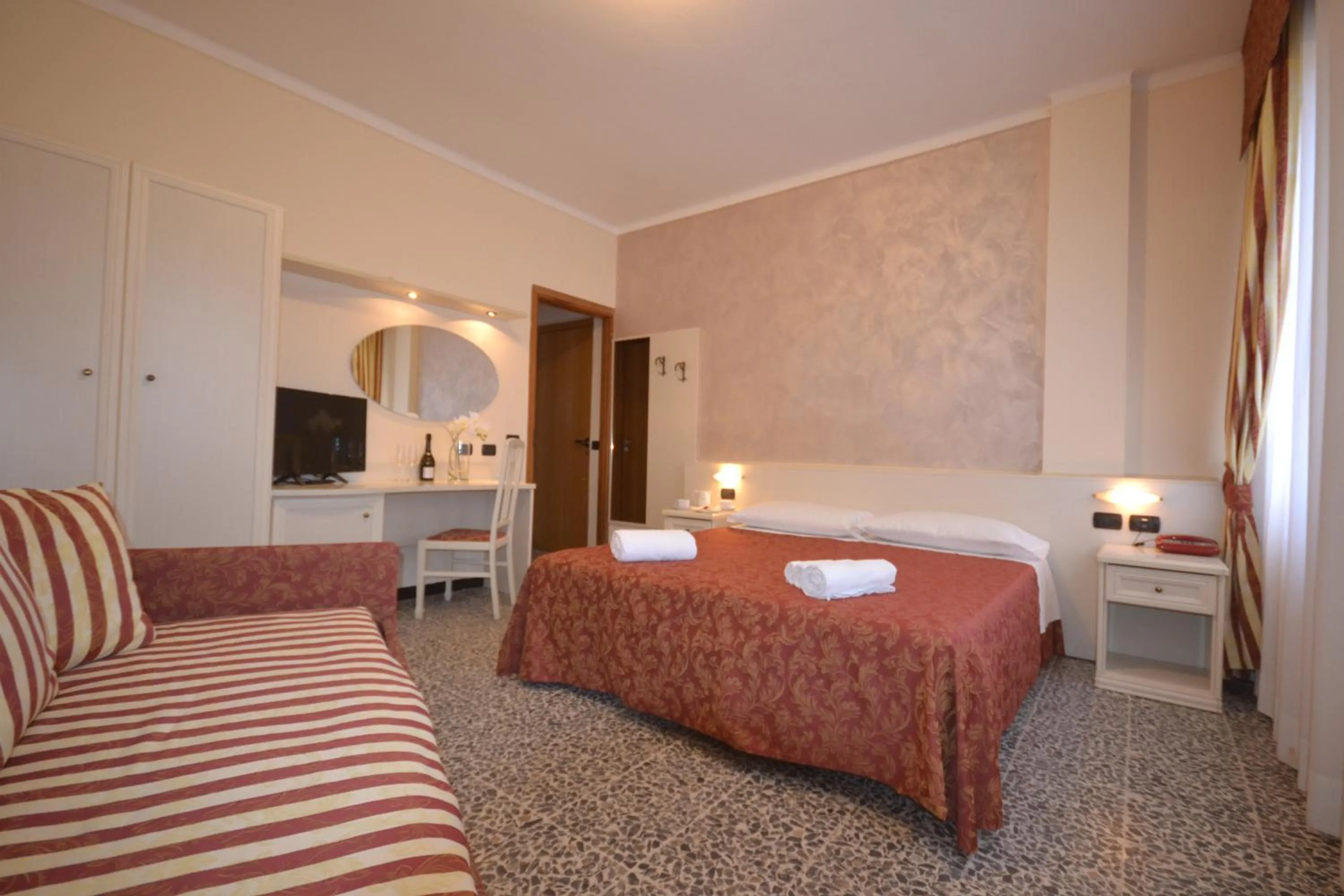 Photo of the whole room, Bed in Gold Hotel