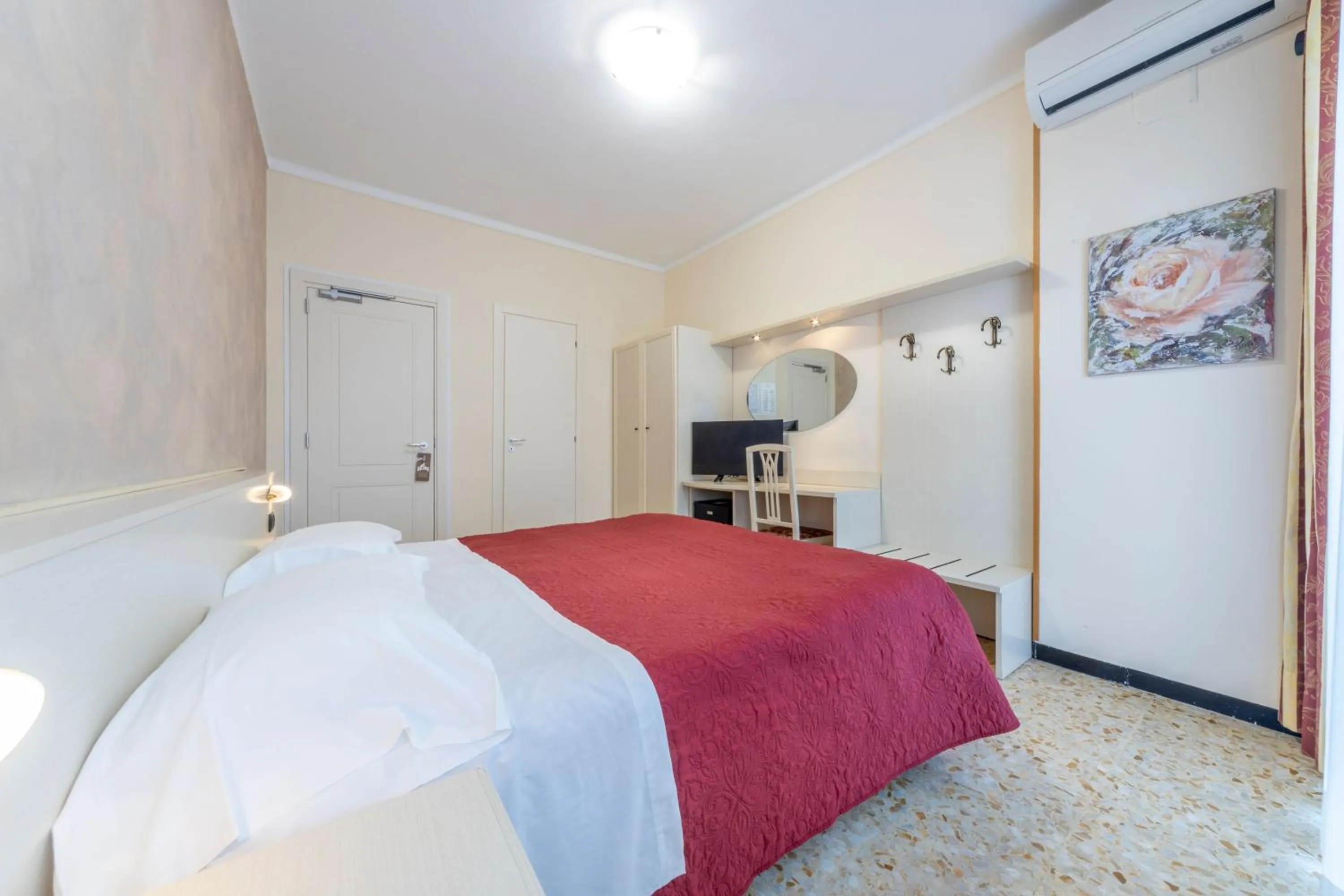 Photo of the whole room, Bed in Gold Hotel