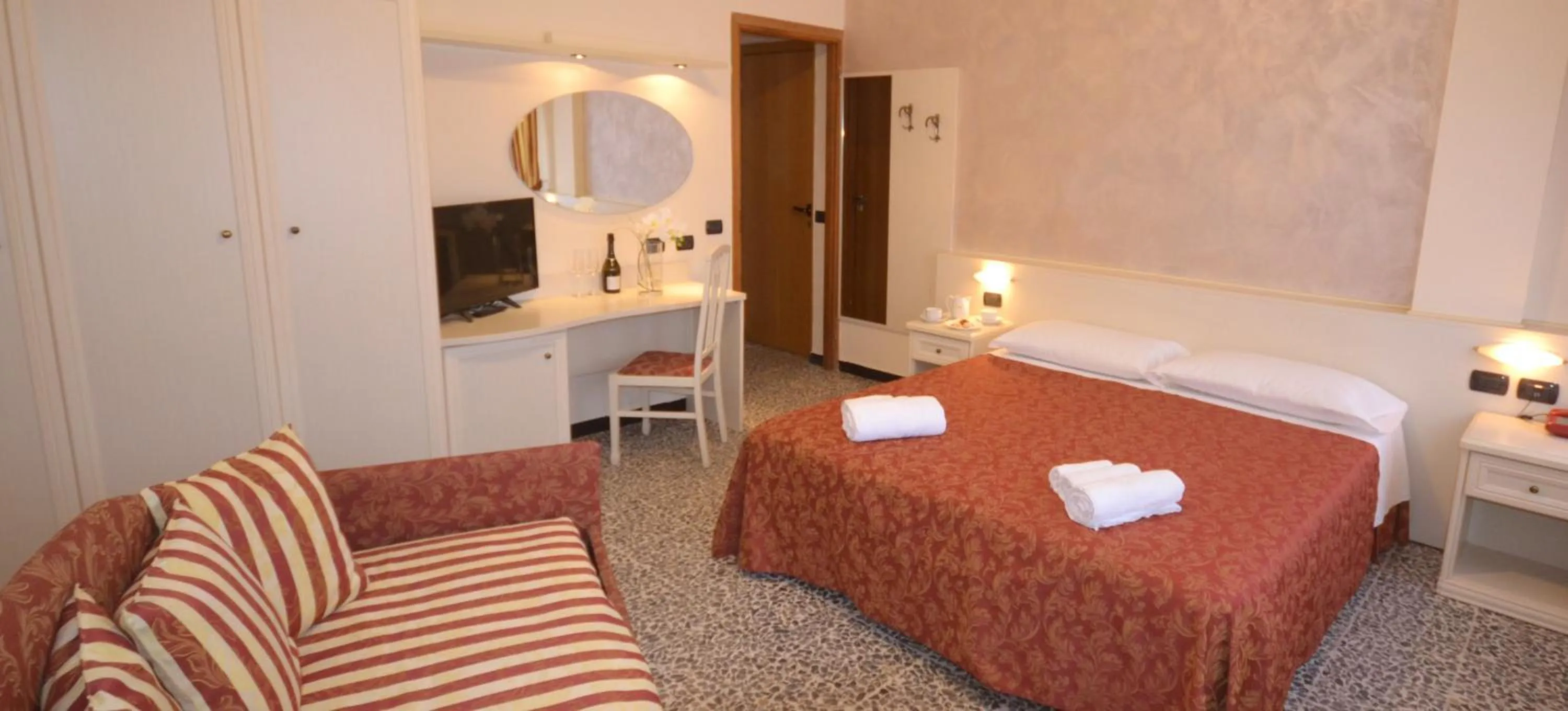 Photo of the whole room, Bed in Gold Hotel