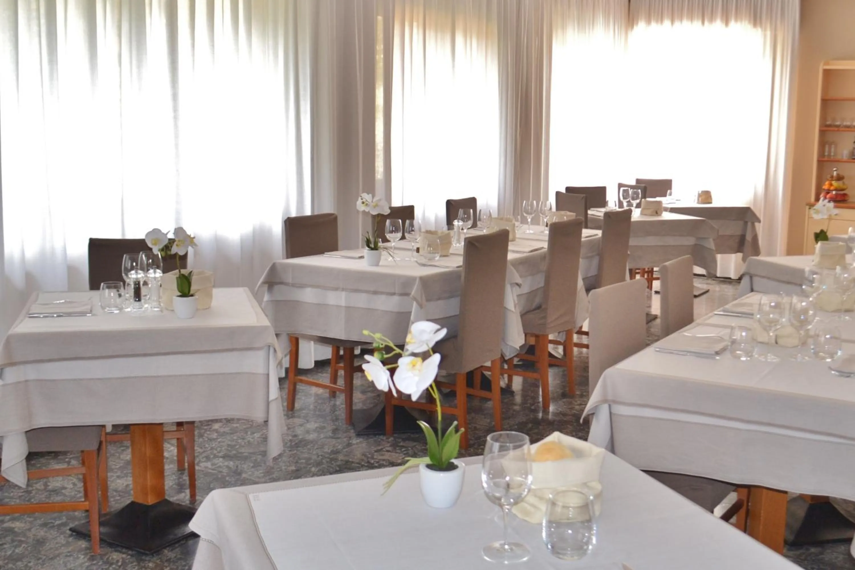 Restaurant/places to eat in Gold Hotel