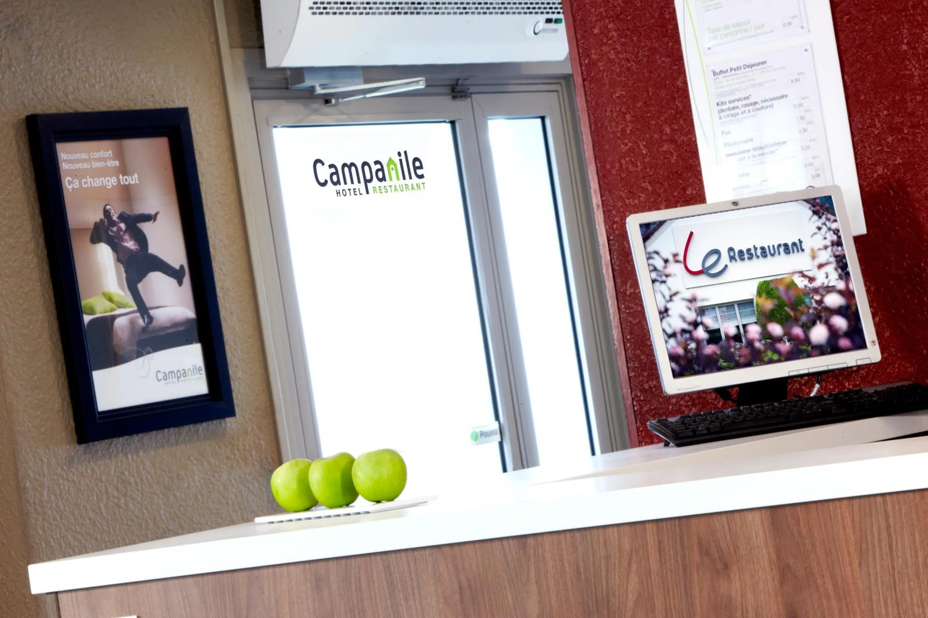 Lobby or reception in Campanile Grenoble Nord - Saint-Egrève