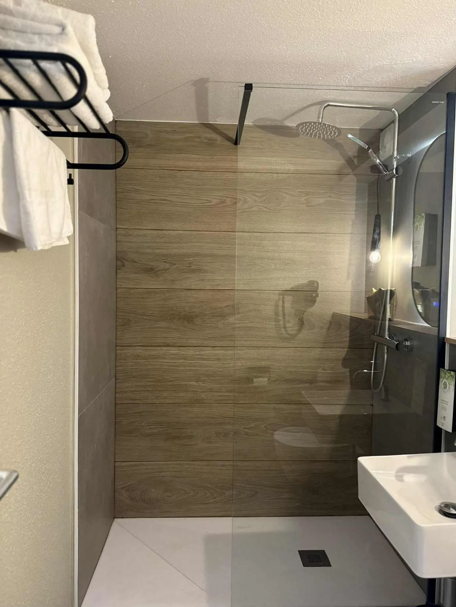 Bathroom in Kyriad Direct Haguenau