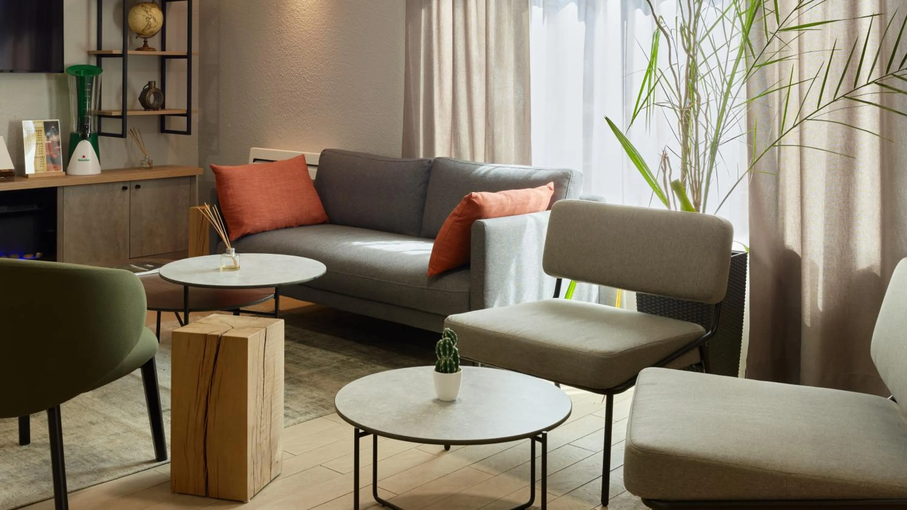 Communal lounge/ TV room in Campanile NATURE Les Ulis