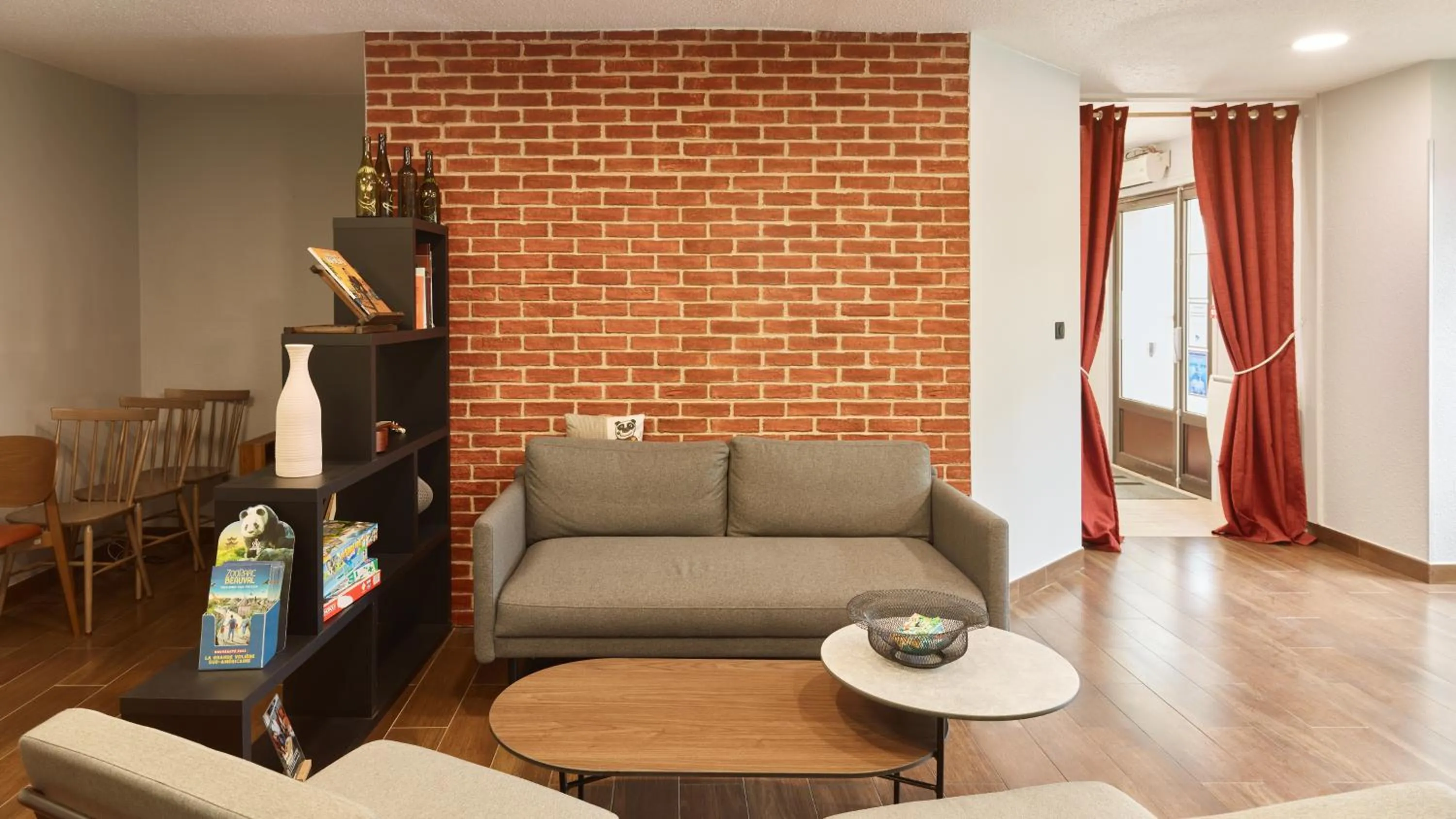 Communal lounge/ TV room in Campanile NATURE Les Ulis