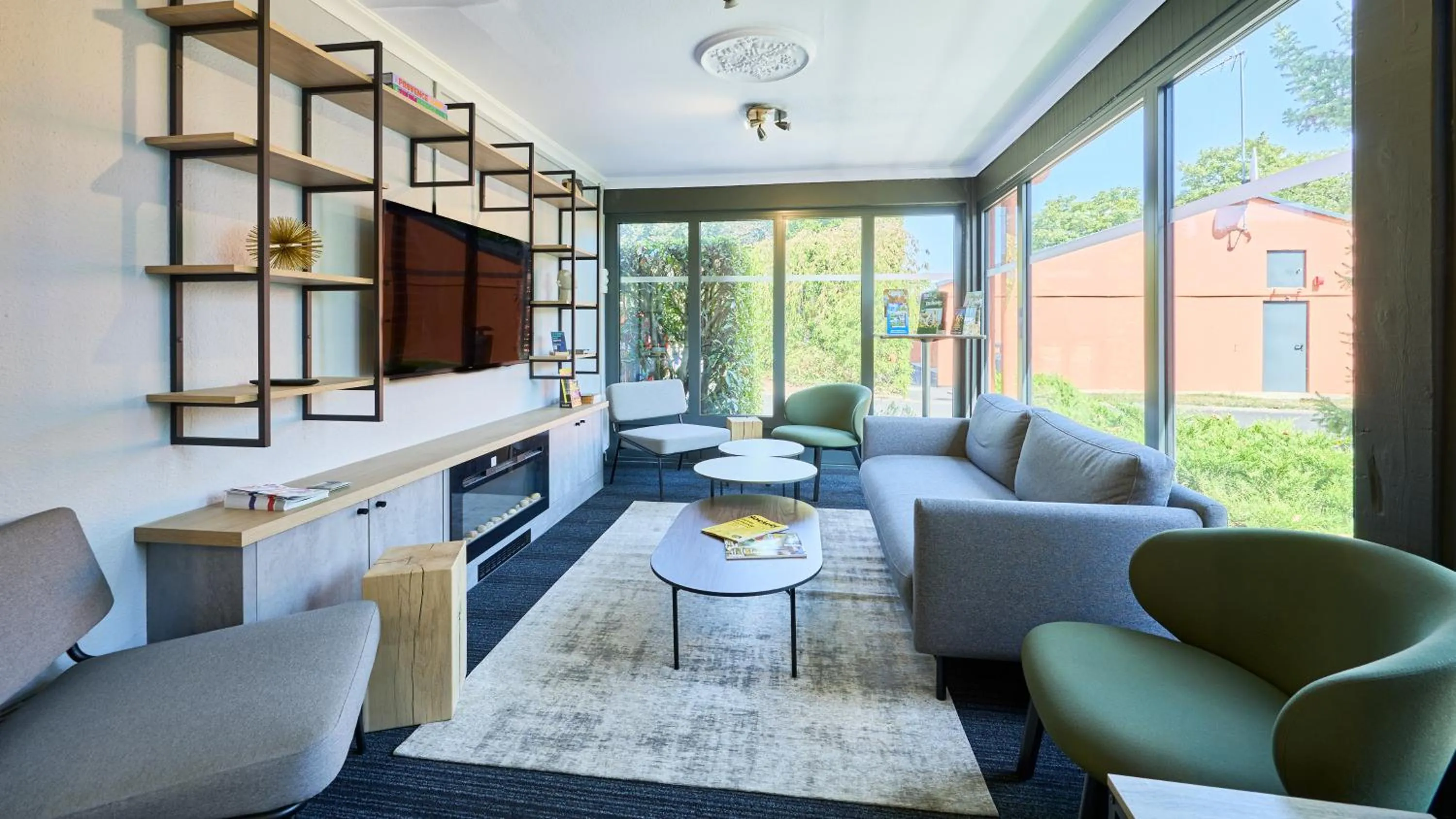 Communal lounge/ TV room in Campanile NATURE - Alençon