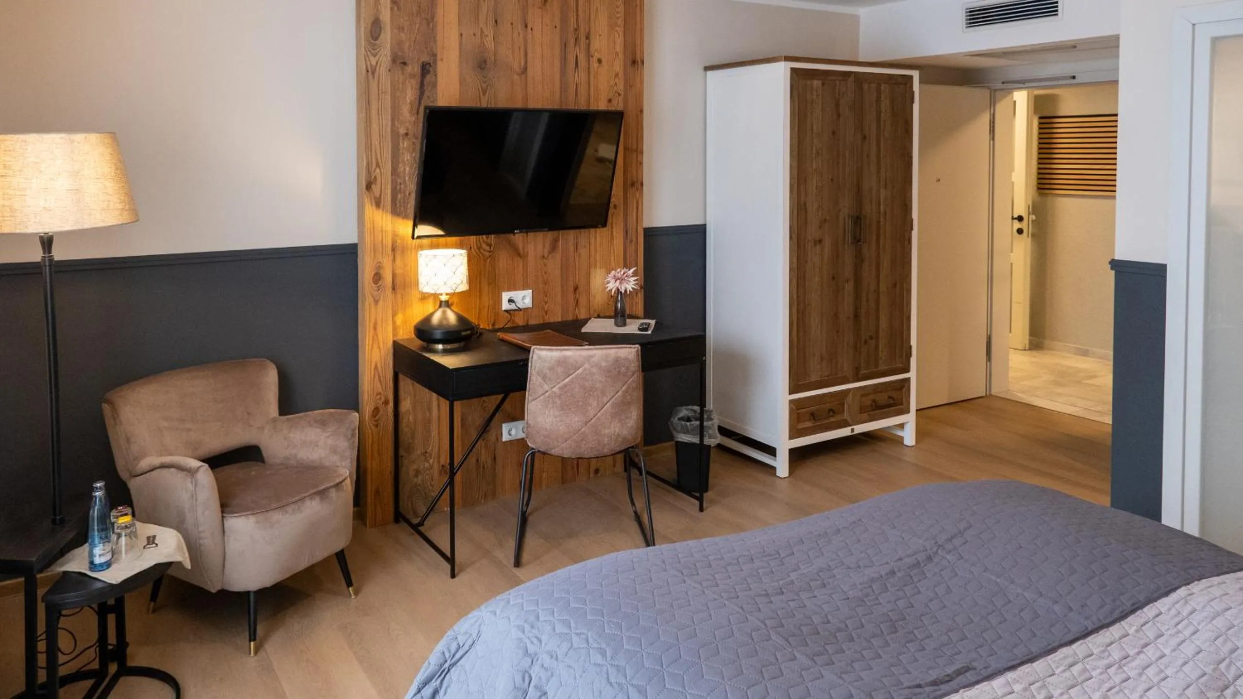 Photo of the whole room, Bed in Altstadt-Hotel