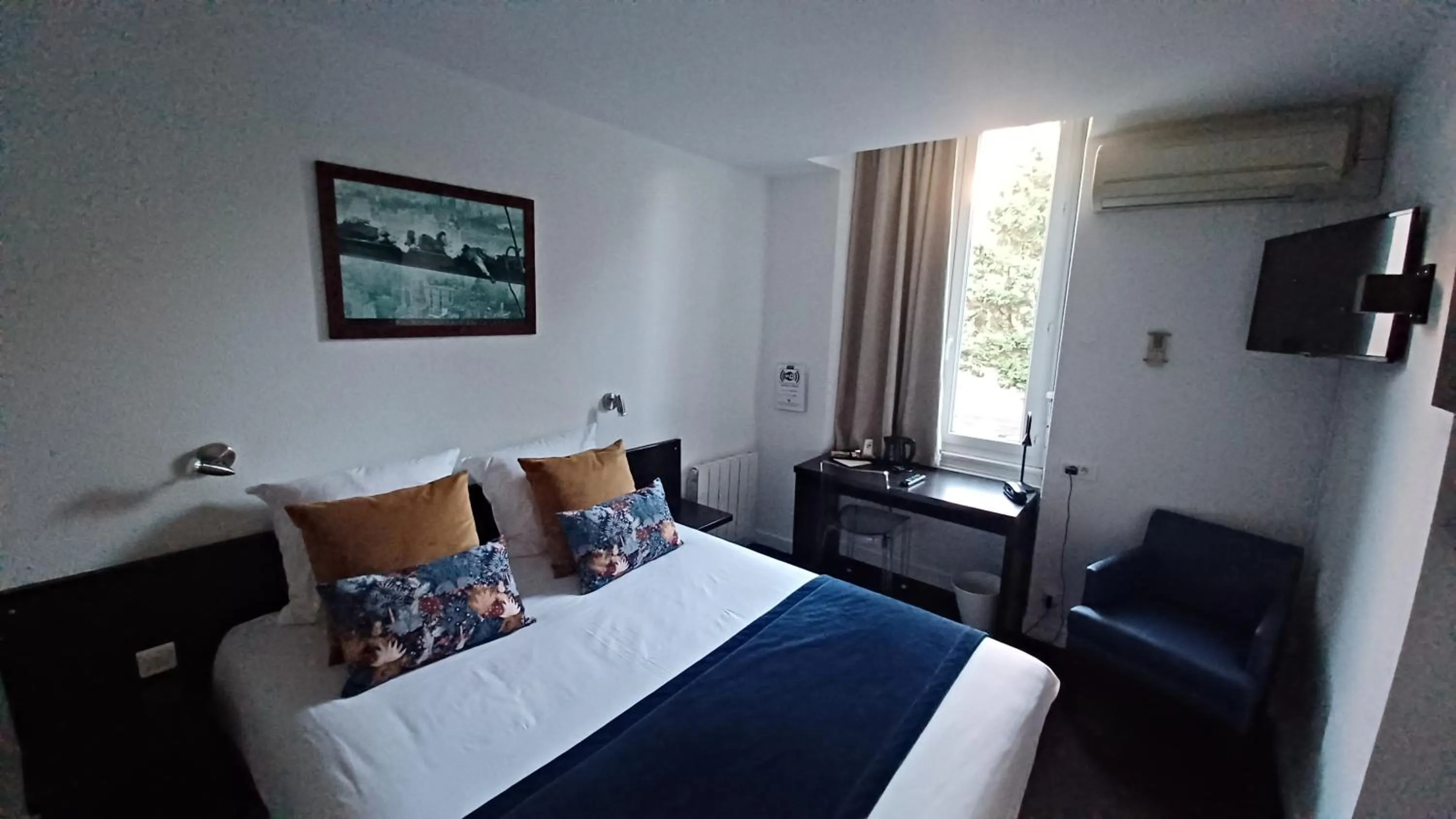 Property building, Bed in Kyriad Chalon-Sur-Saone Centre