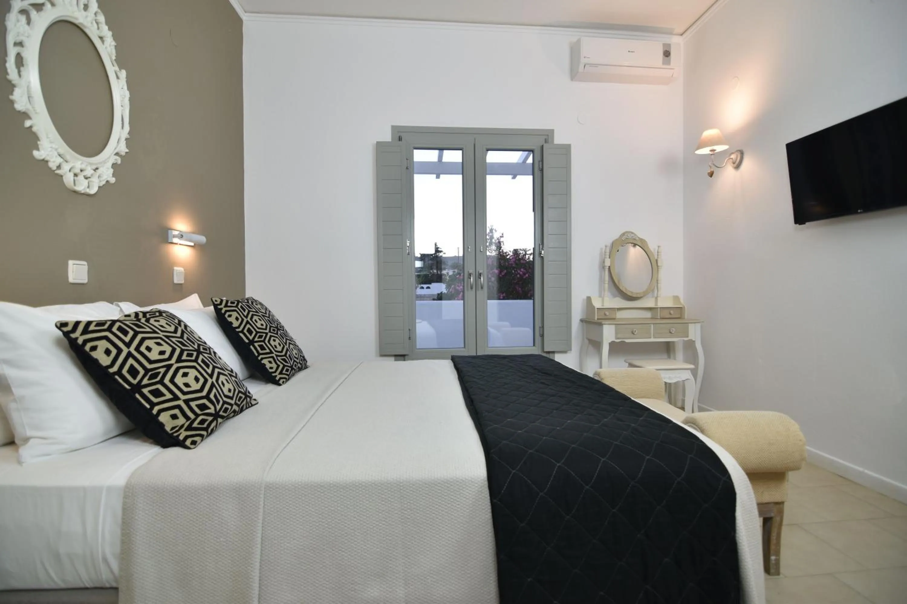 Photo of the whole room, Bed in Aegeeis