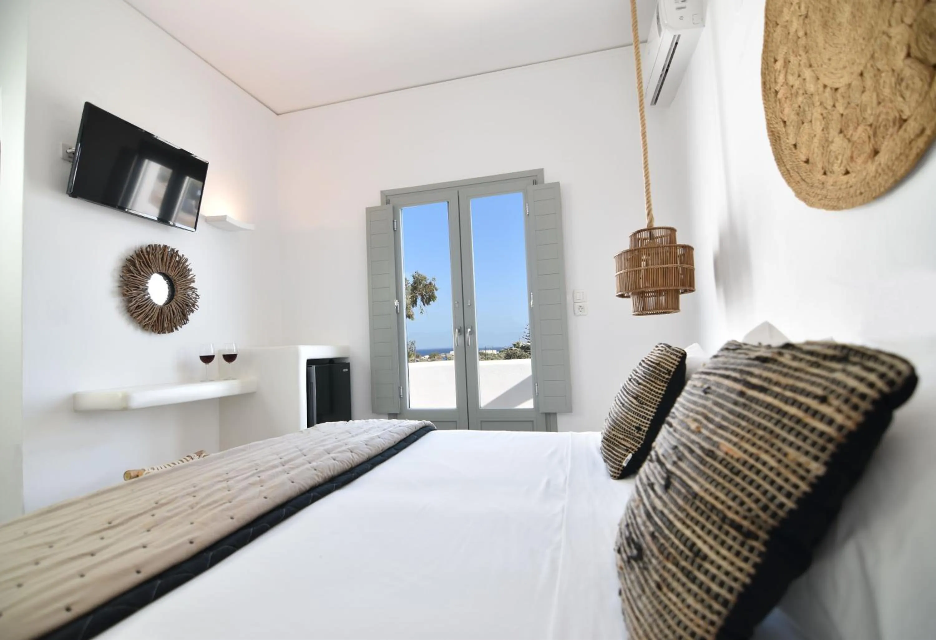 Photo of the whole room, Bed in Aegeeis