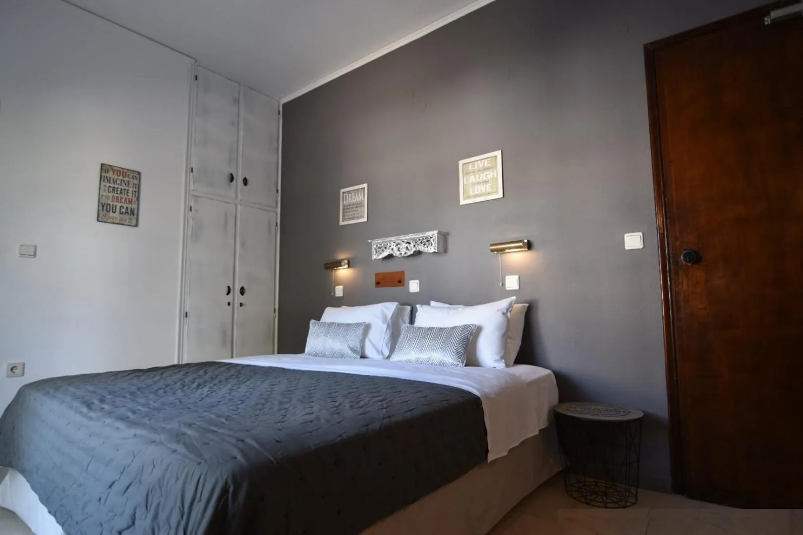 Photo of the whole room, Bed in Aegeeis