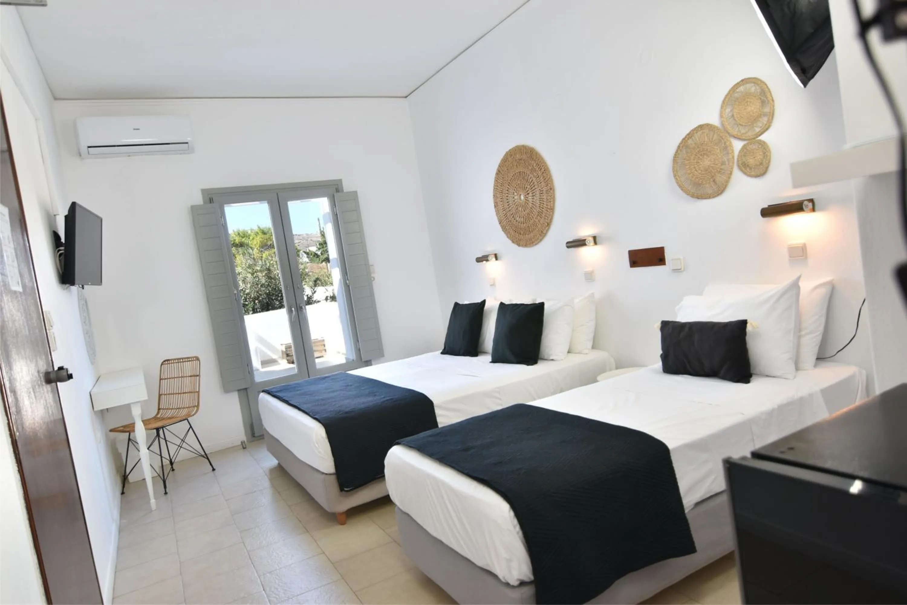 Photo of the whole room, Bed in Aegeeis