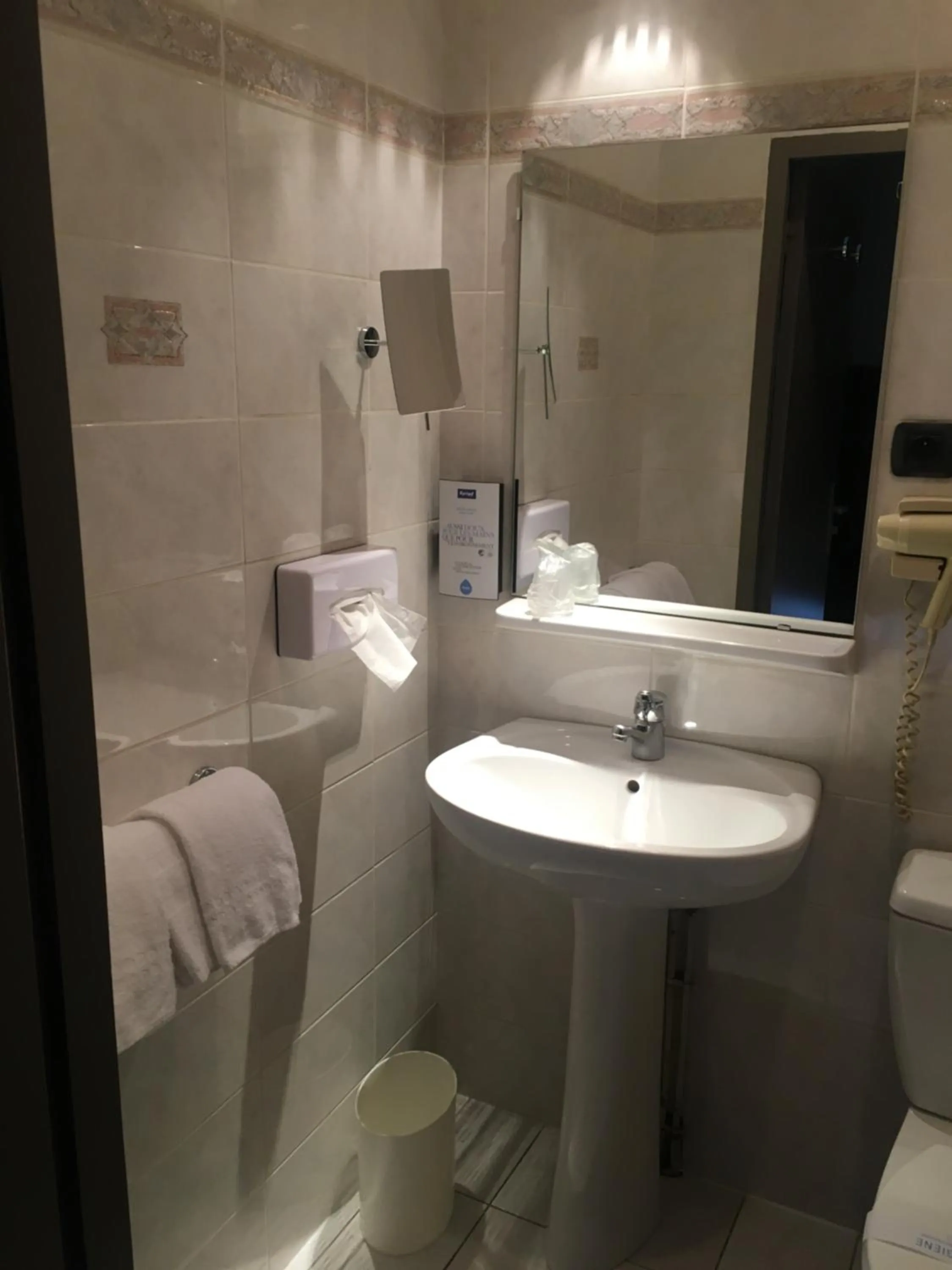 Bathroom in Kyriad Rodez