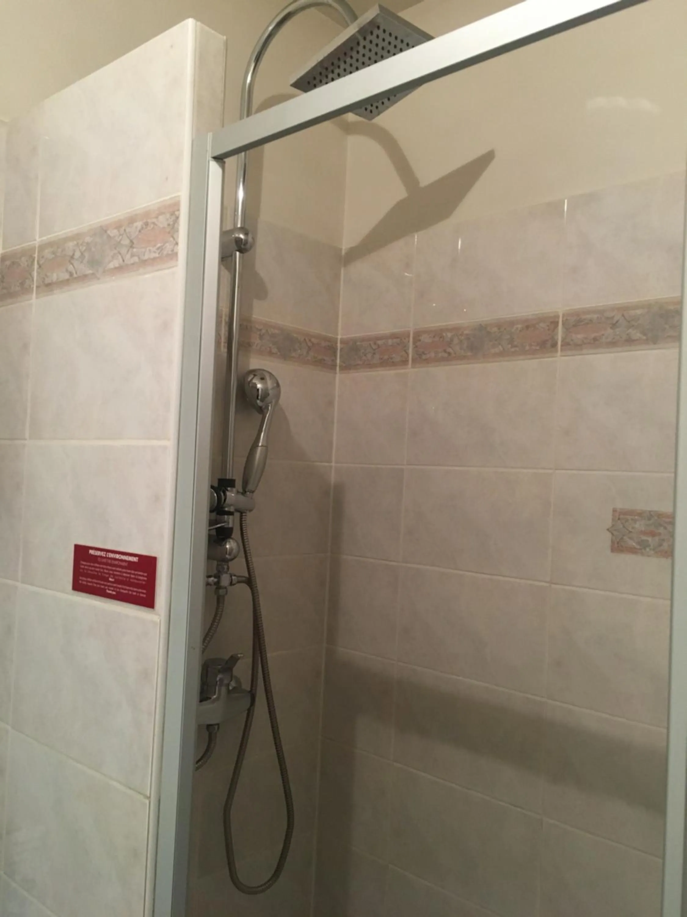 Bathroom in Kyriad Rodez