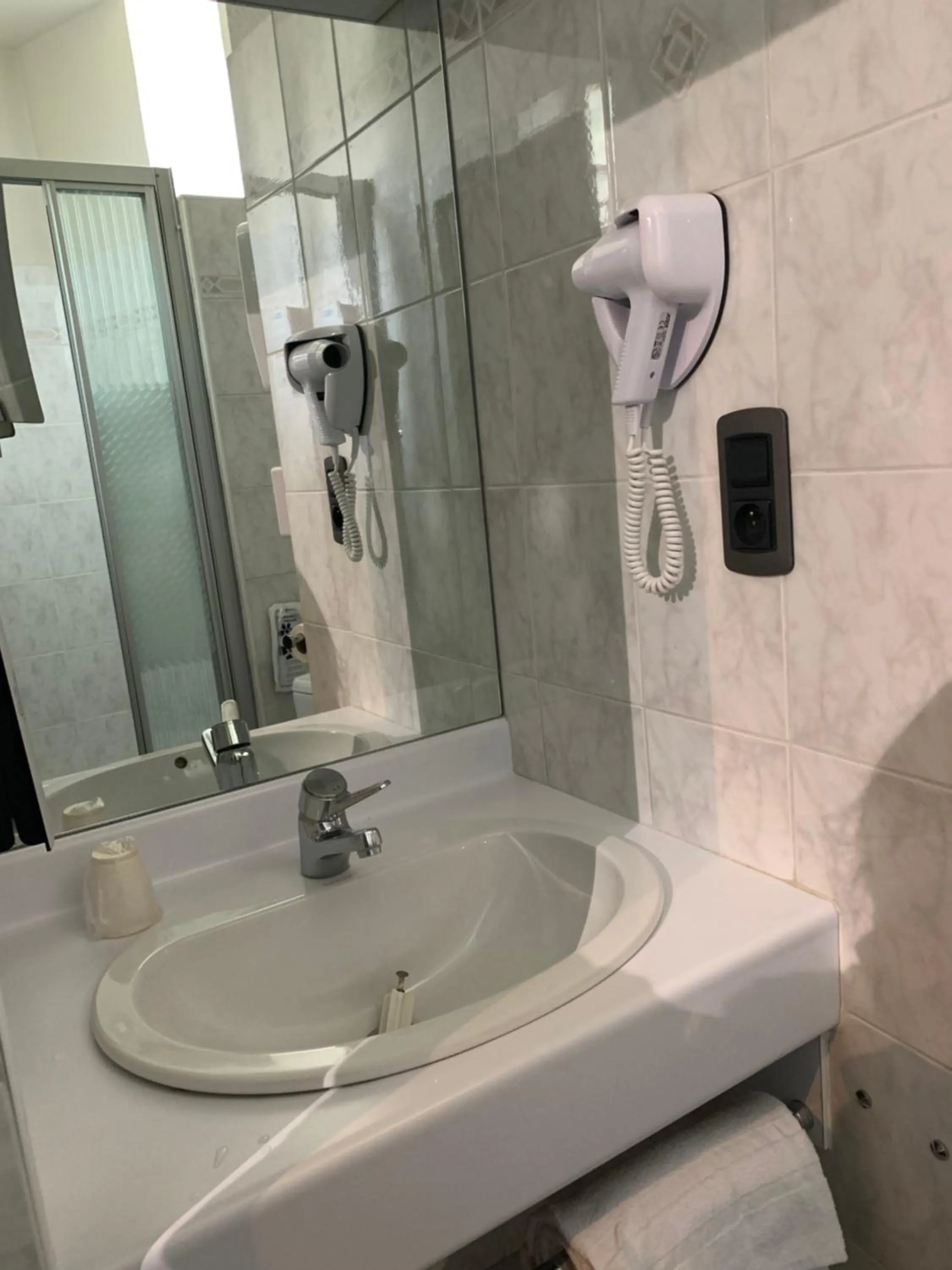 Bathroom in Kyriad Rodez