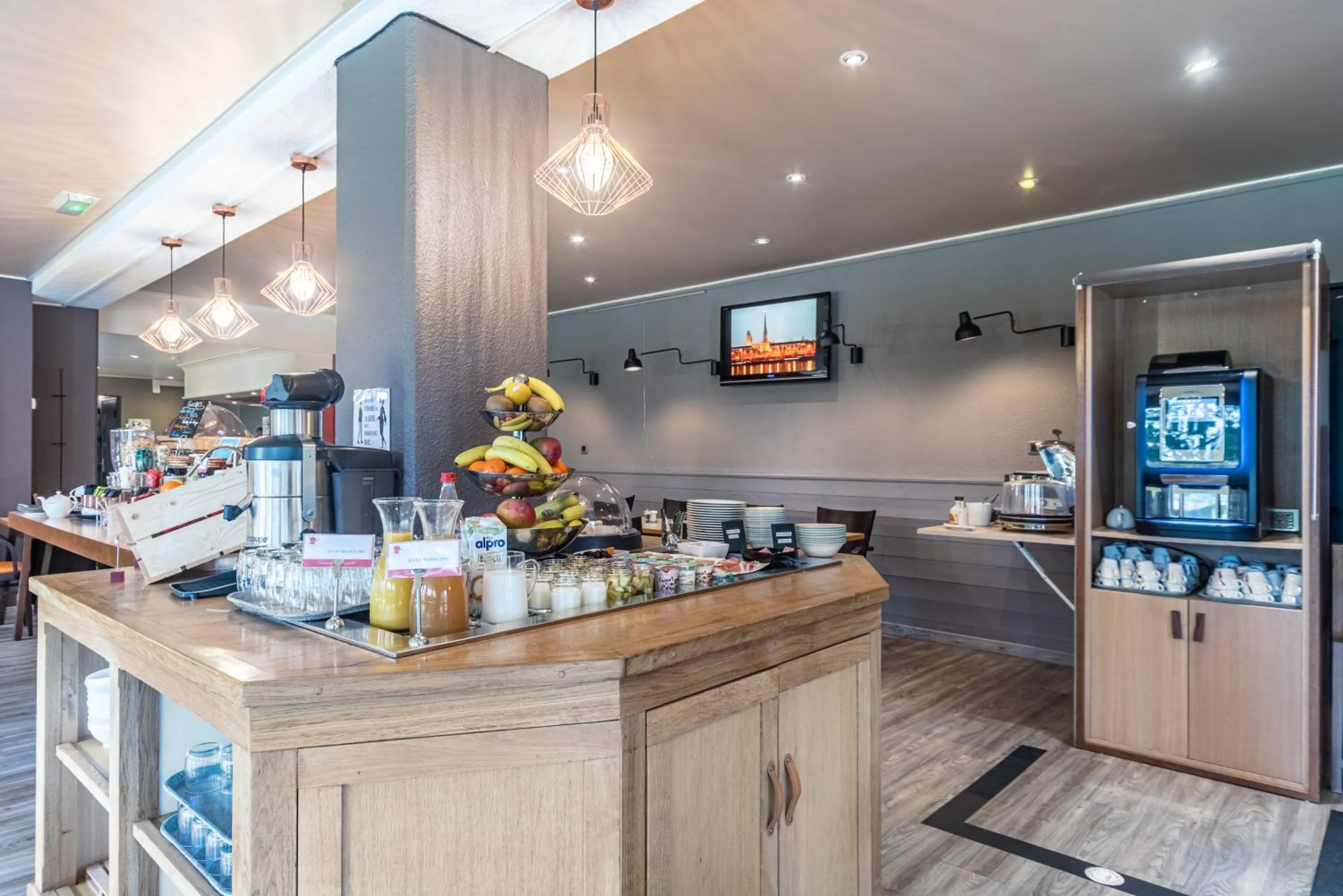 Restaurant/places to eat in KYRIAD ROUEN NORD - Mont Saint Aignan