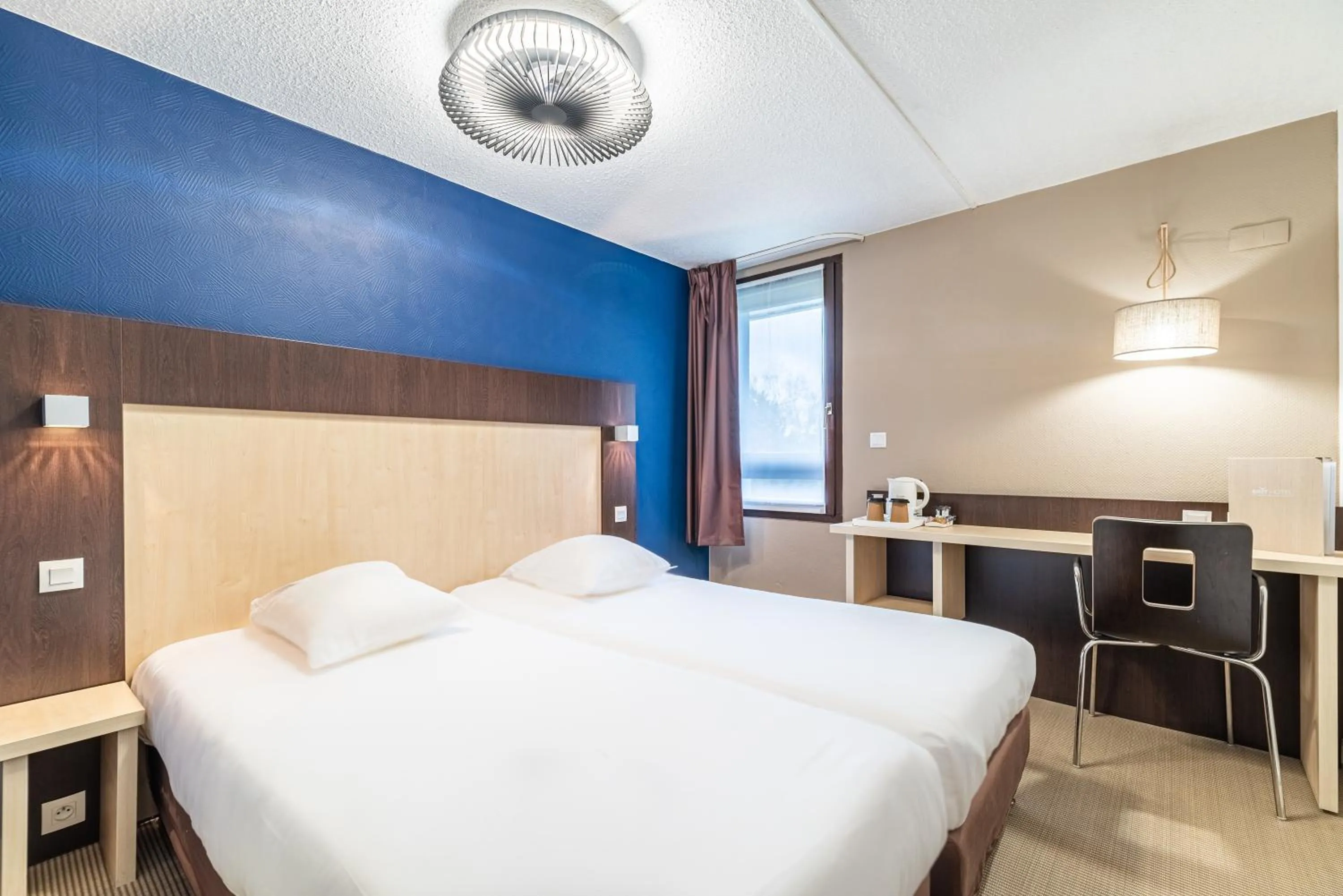 Photo of the whole room, Bed in KYRIAD ROUEN NORD - Mont Saint Aignan