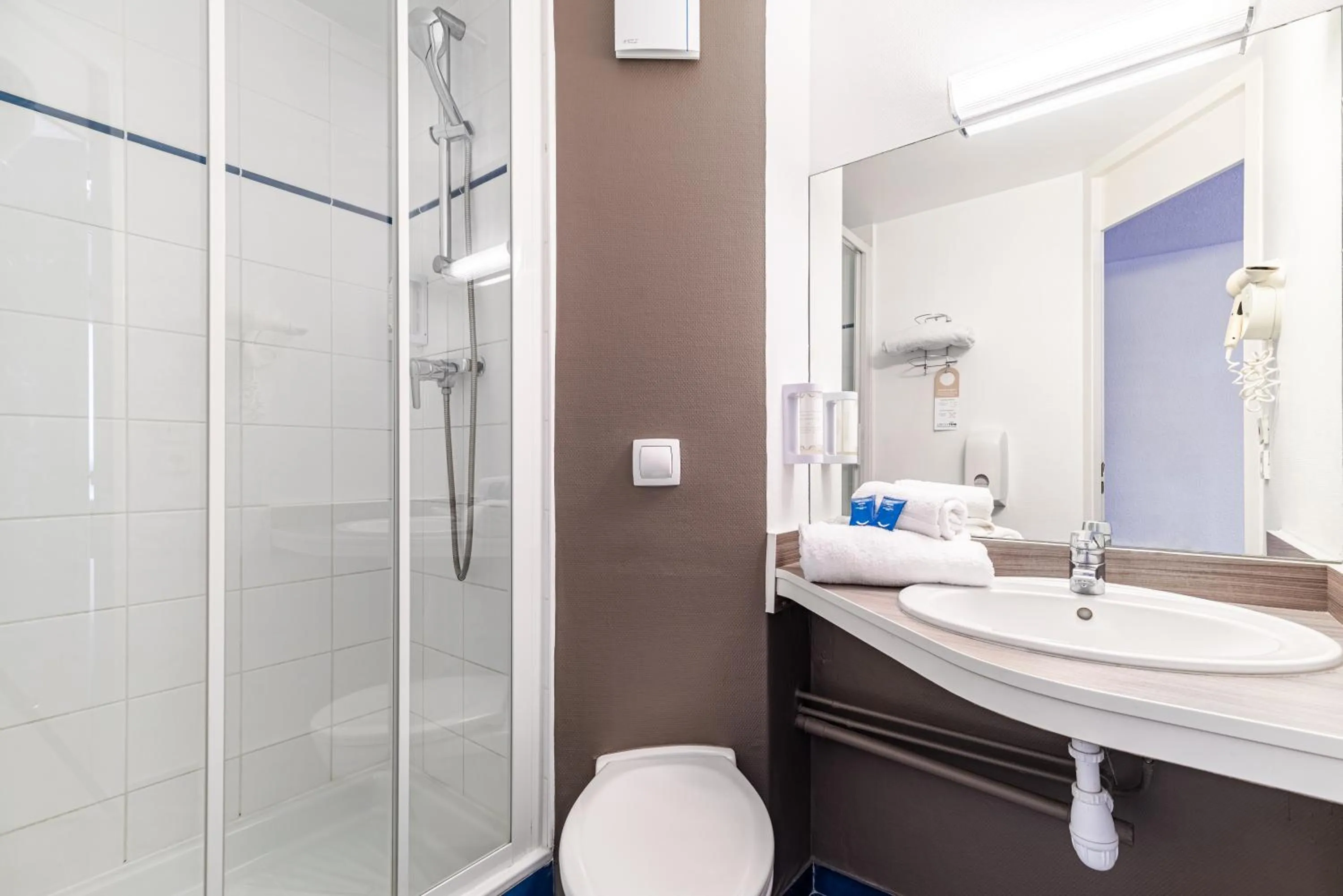 Bathroom in KYRIAD ROUEN NORD - Mont Saint Aignan