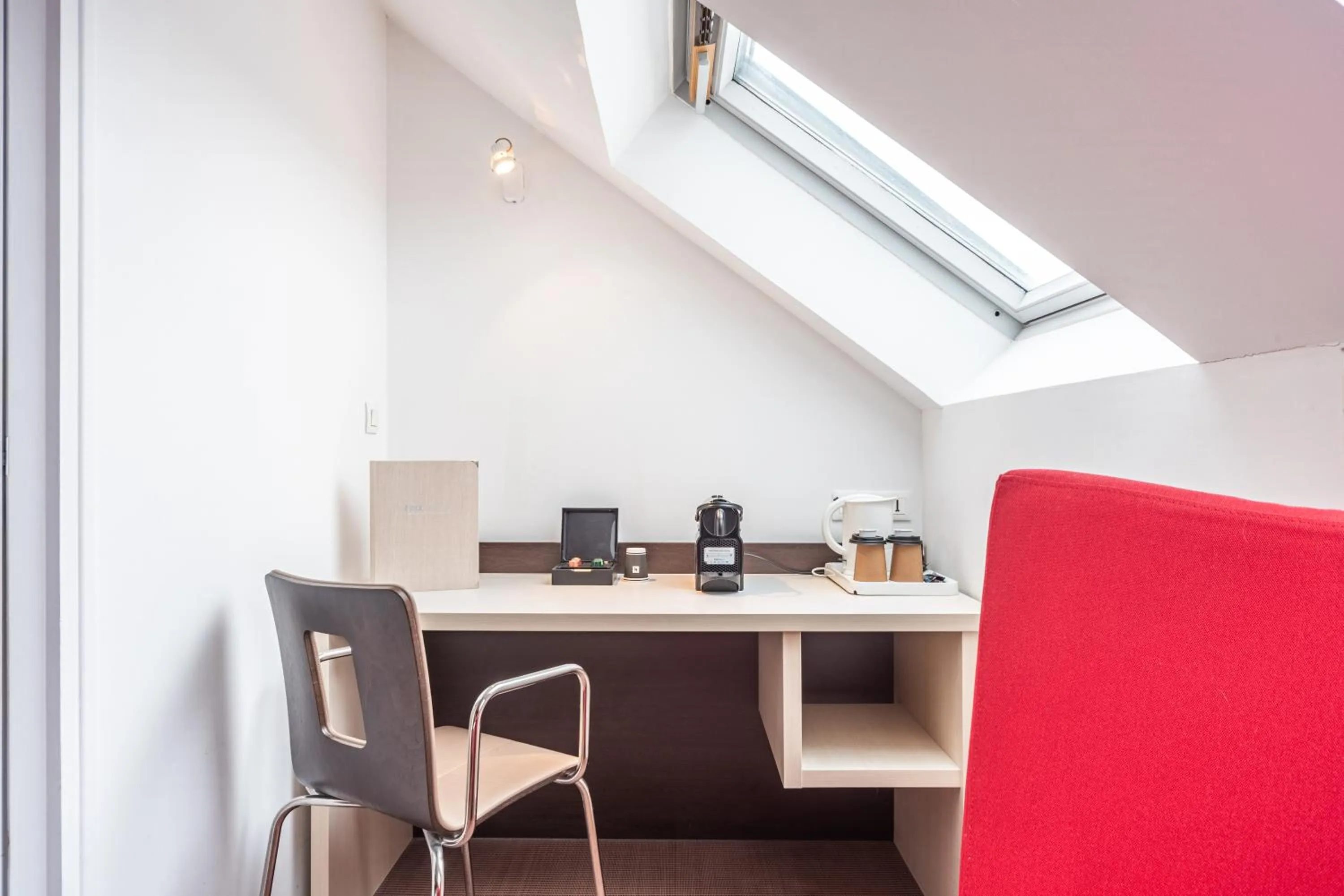 Photo of the whole room in KYRIAD ROUEN NORD - Mont Saint Aignan