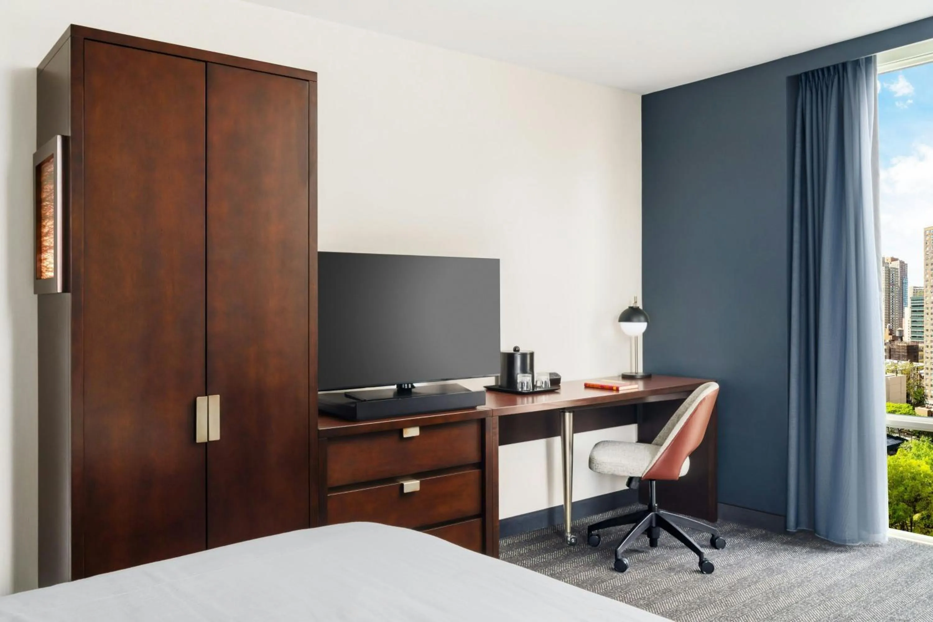 Photo of the whole room, Bed in Courtyard by Marriott New York Manhattan Upper East Side