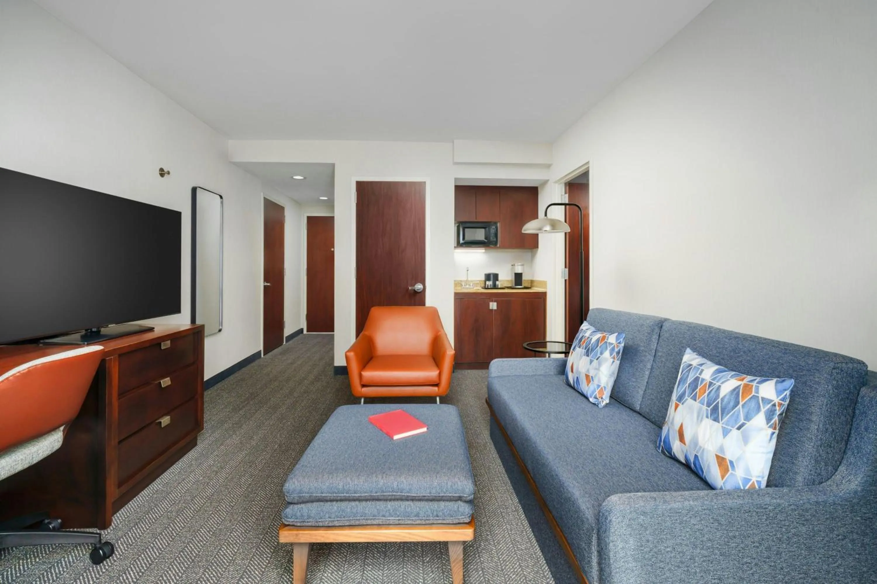 Living room in Courtyard by Marriott New York Manhattan Upper East Side