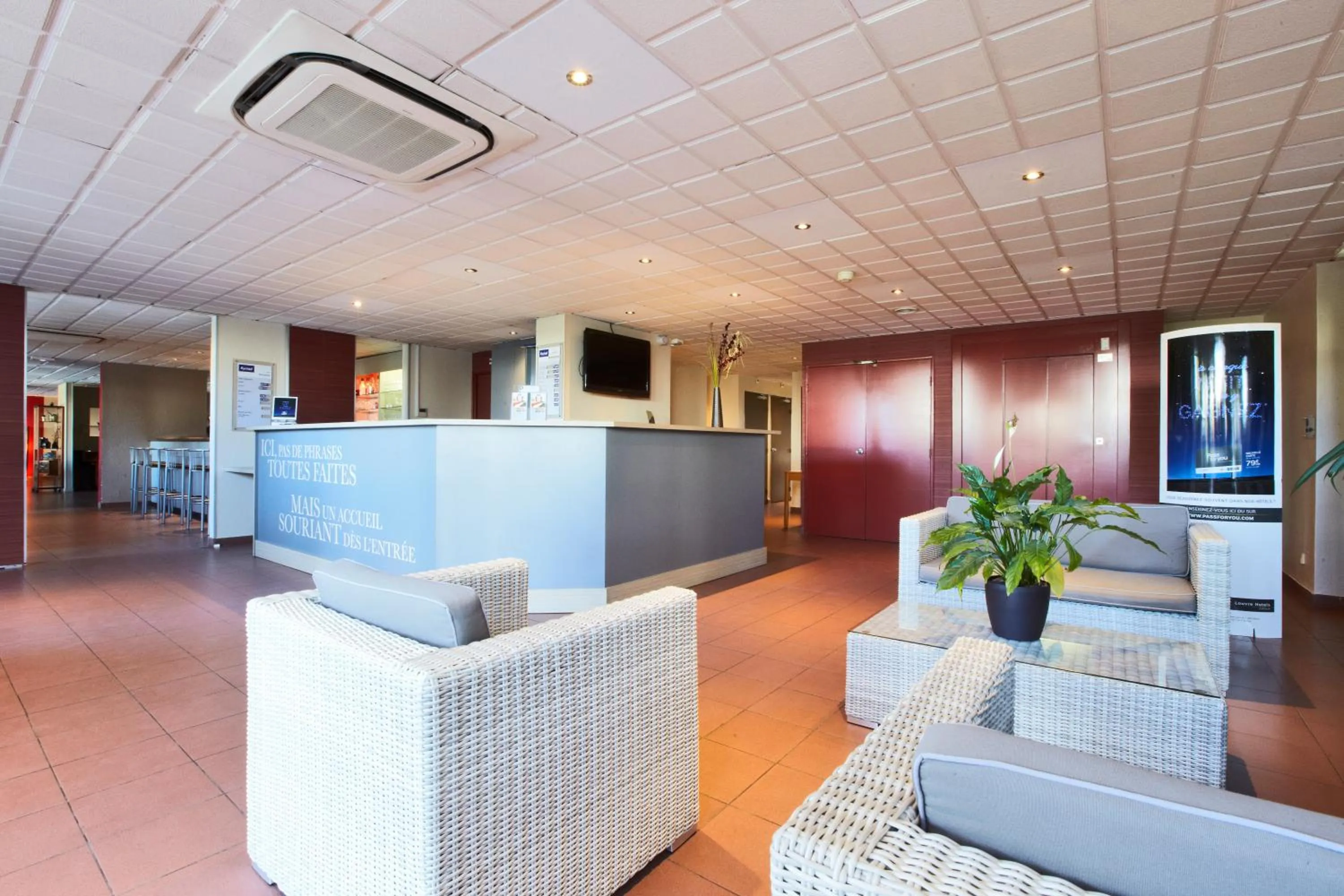 Lobby or reception in Kyriad Toulon Est Hyeres La Garde