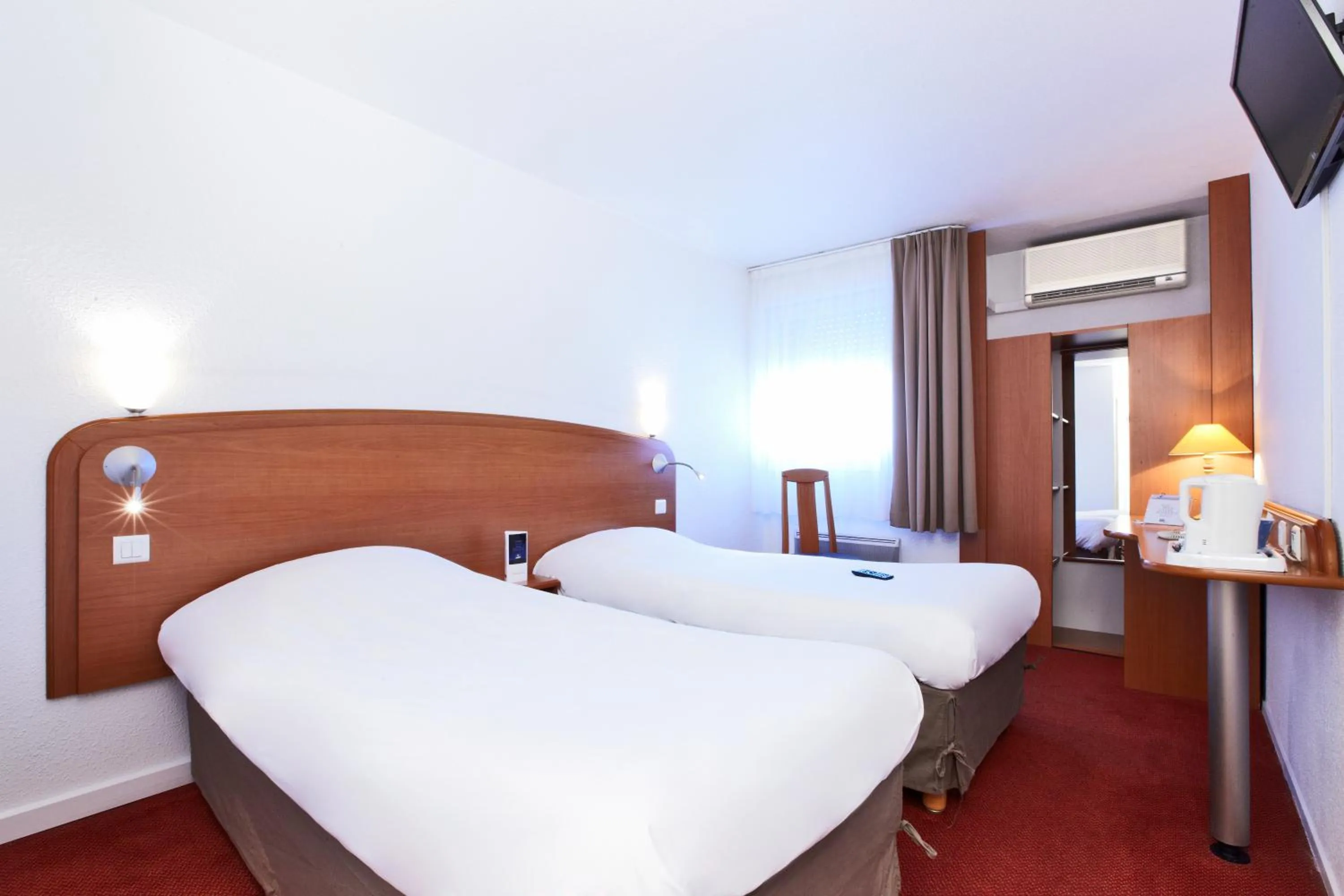 Bedroom, Bed in Kyriad Toulon Est Hyeres La Garde