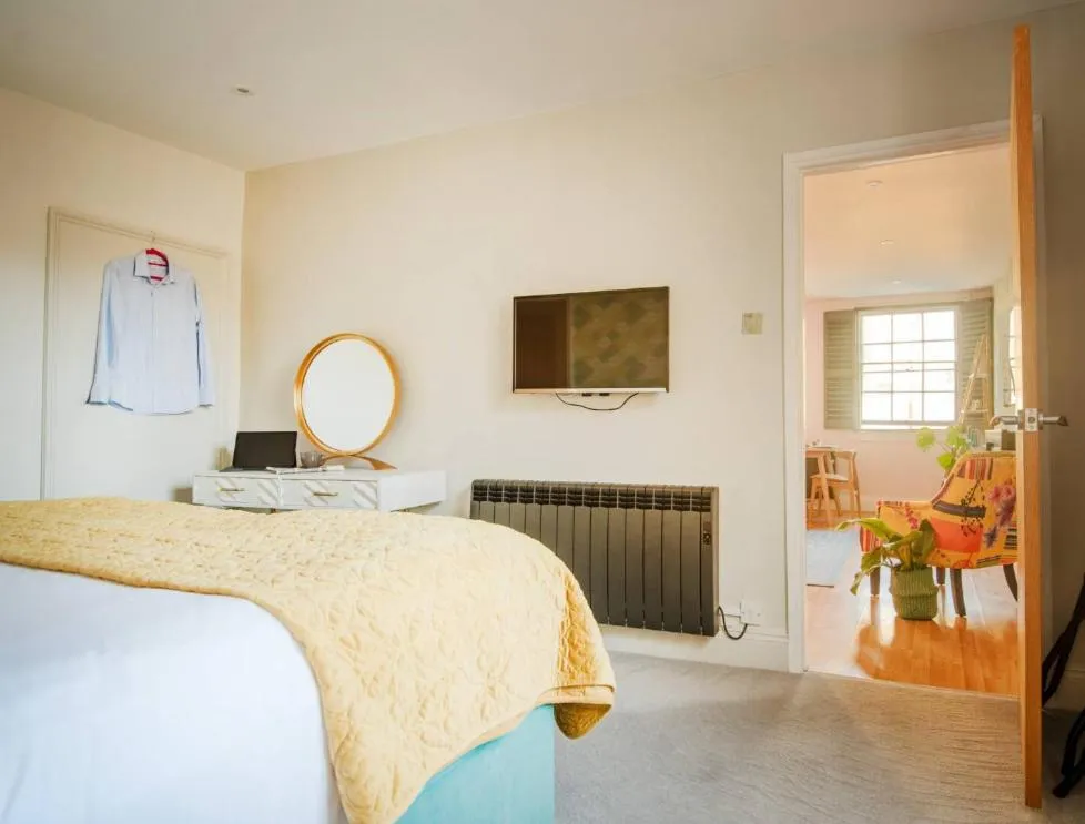 Bedroom, Bed in Dream Stays Bath - Haringtons Place