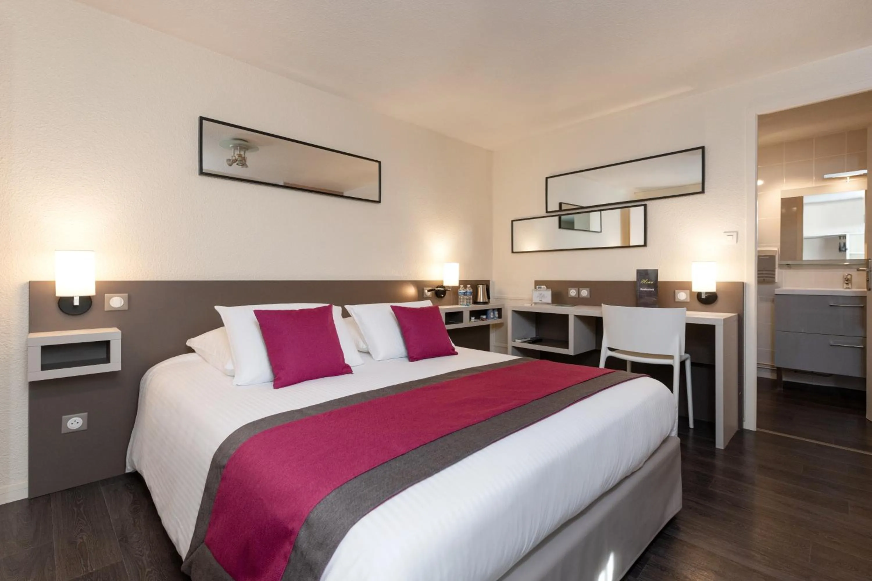 Bed in Kyriad Saint-Etienne Centre