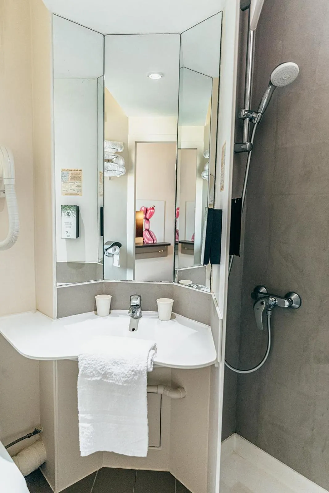 Bathroom in Kyriad Metz Centre - Restaurant Moze