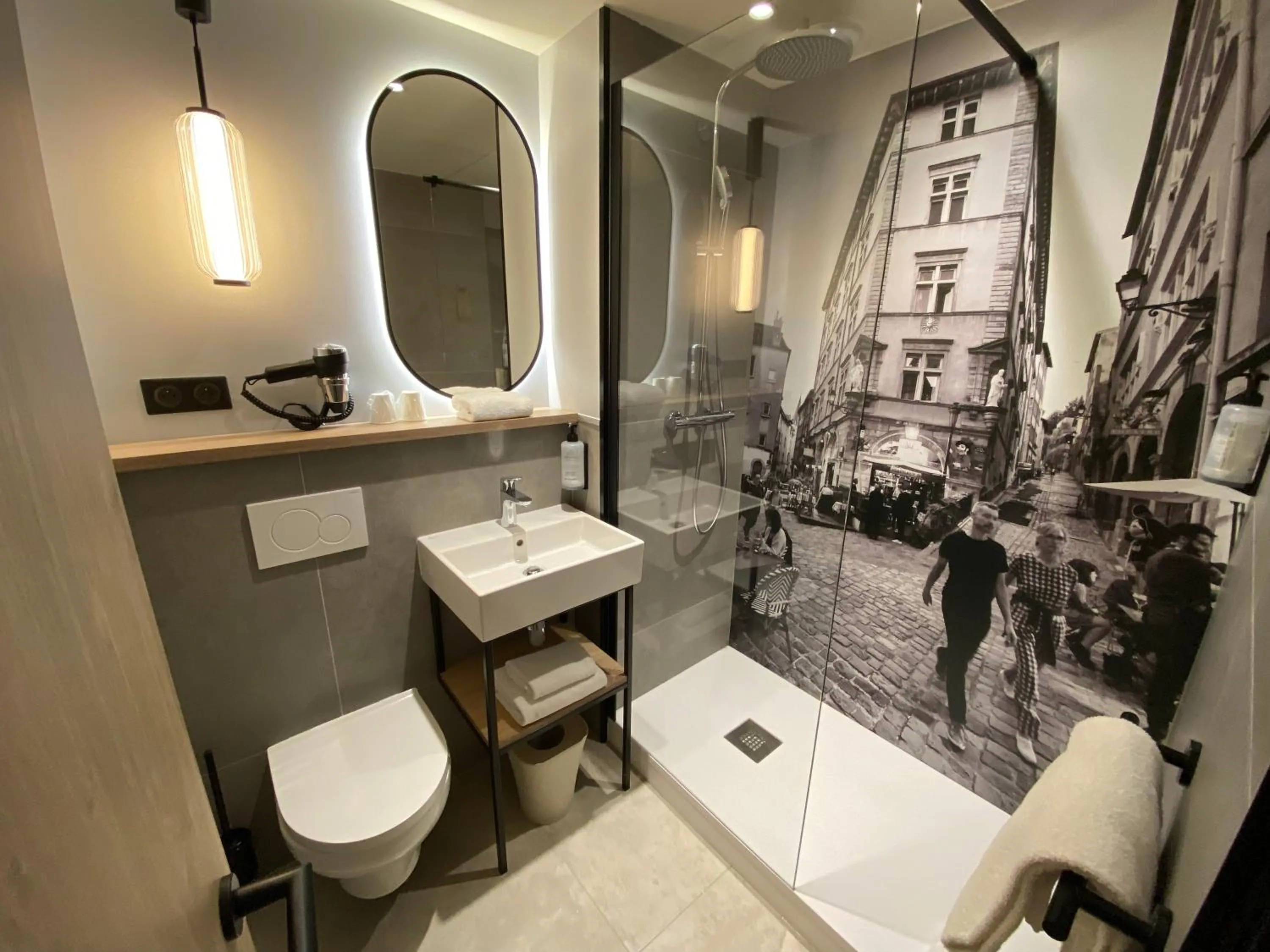 Bathroom in Campanile PRIME Lyon Centre Gare Part-Dieu