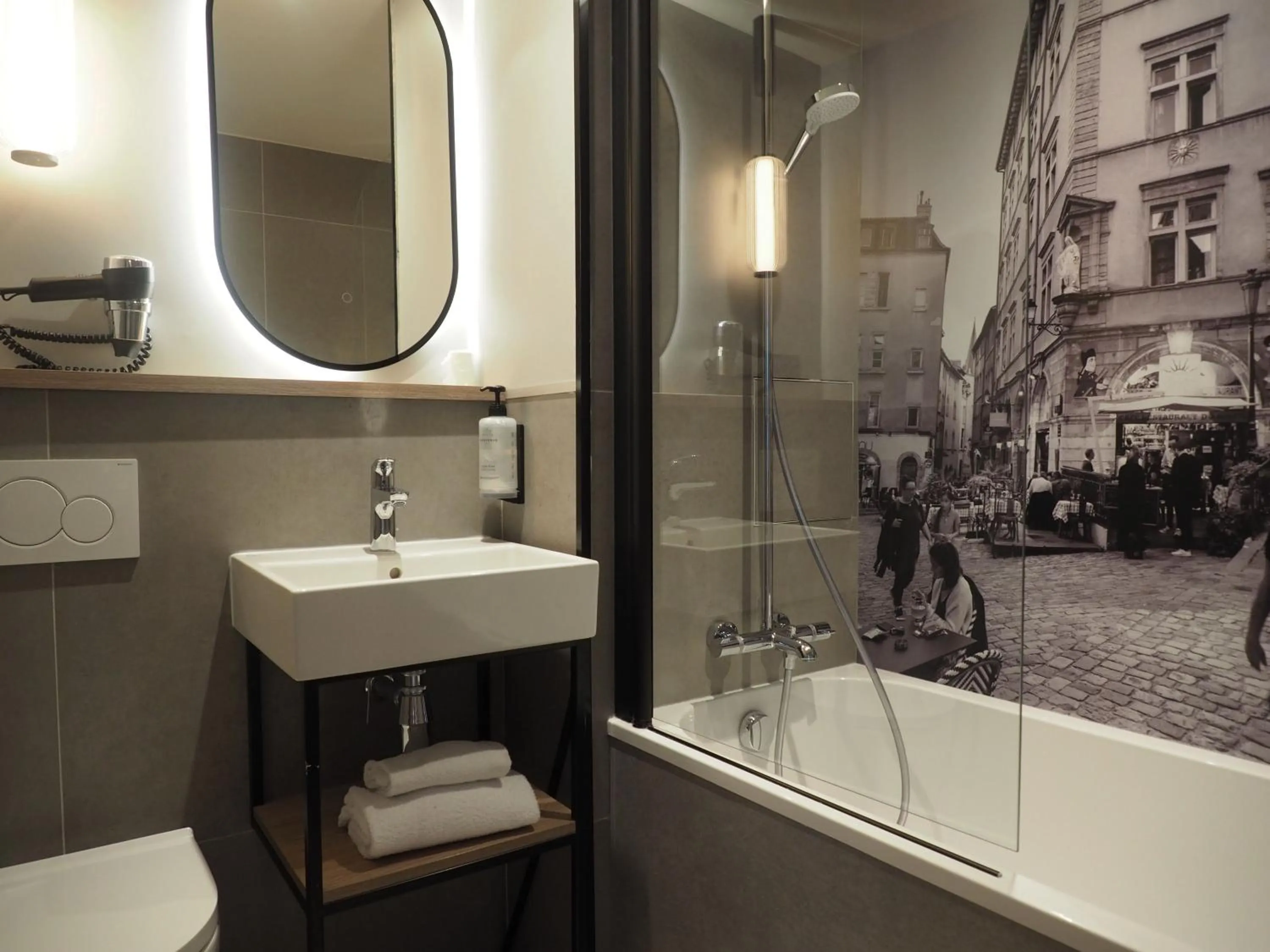 Bathroom in Campanile PRIME Lyon Centre Gare Part-Dieu