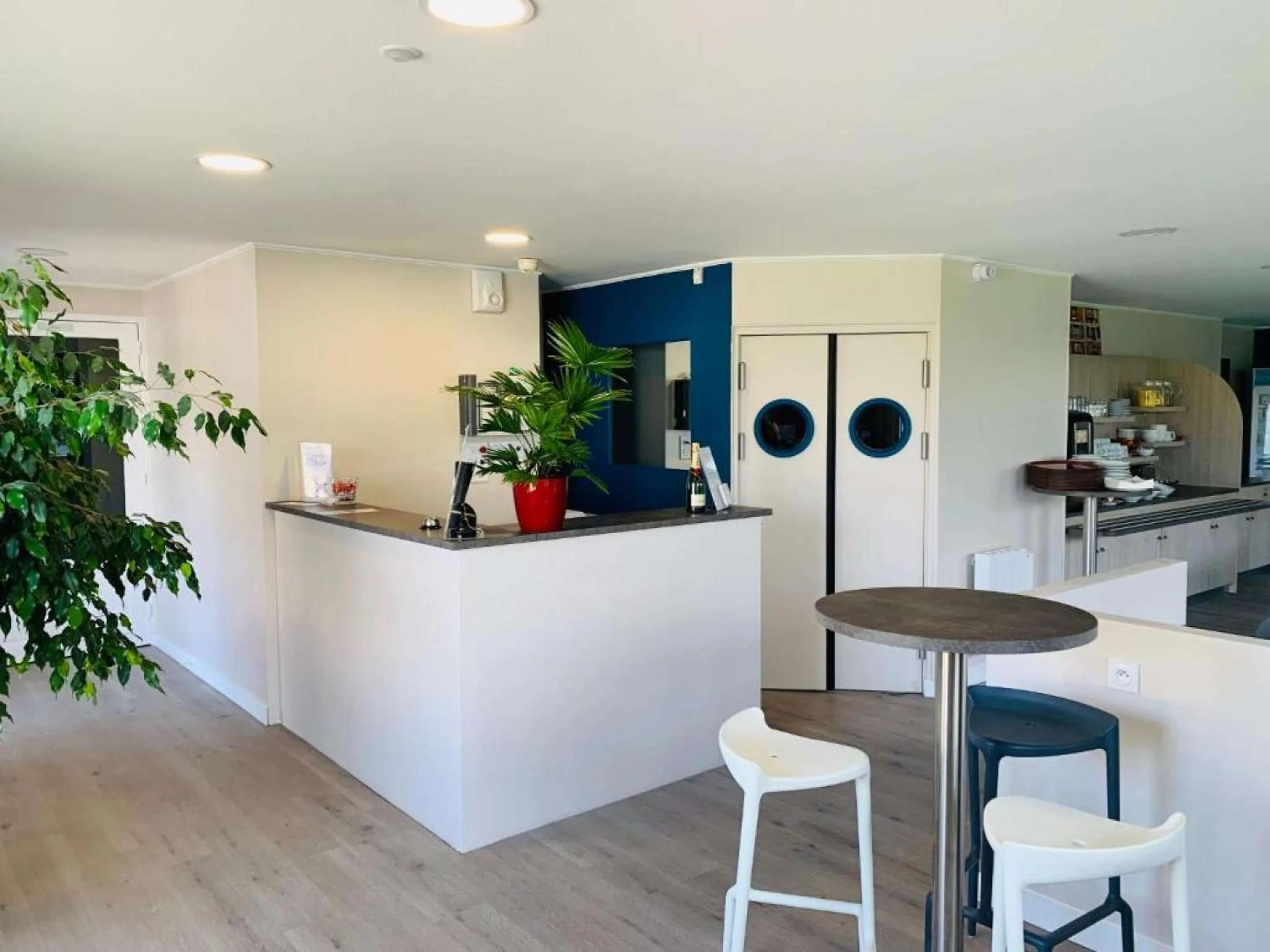 Lobby or reception in BRIT HOTEL Confort MORLAIX